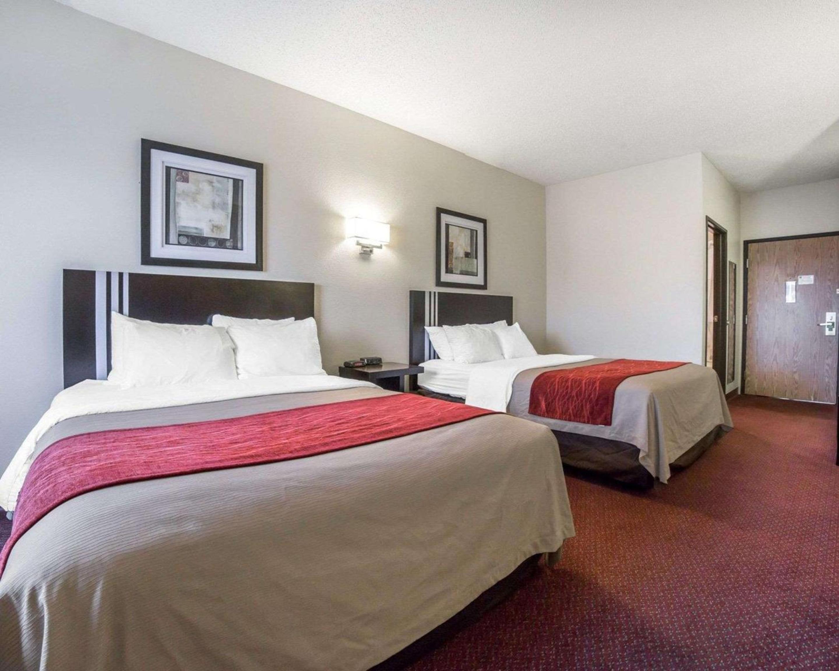 Deluxe Queen Room with Two Queen Beds - Photo 4