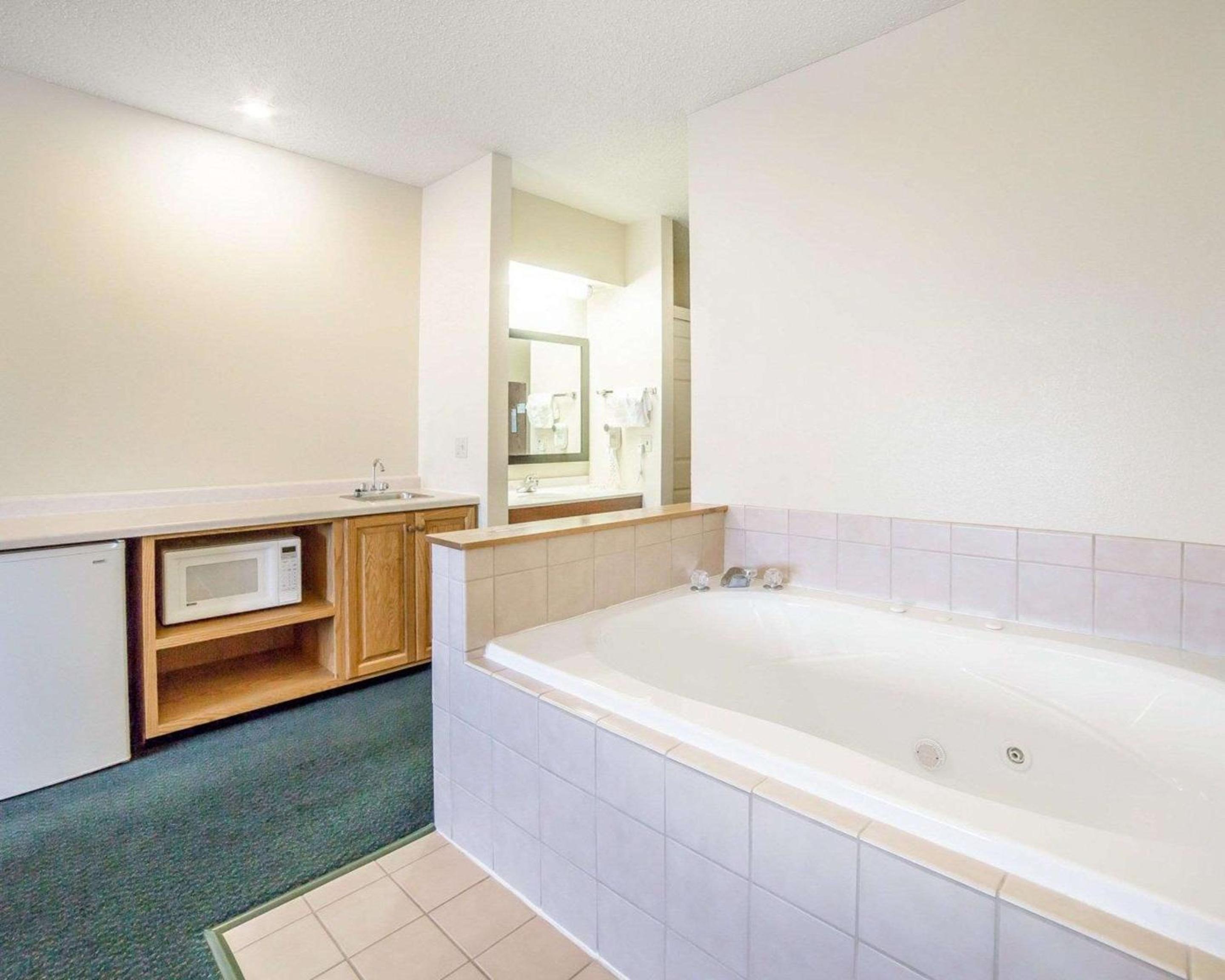 King Suite with Spa Bath - Photo 2