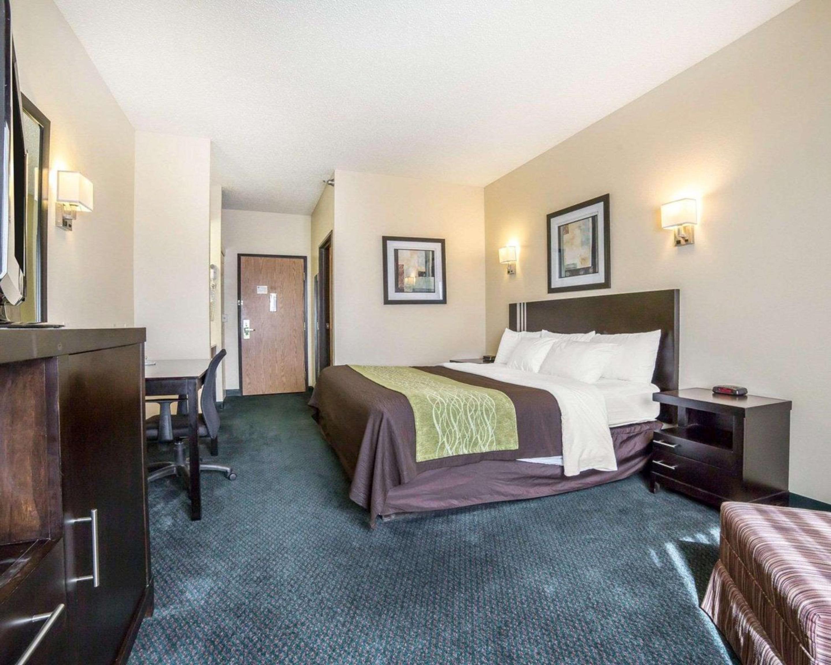 Deluxe King Room - Photo 8
