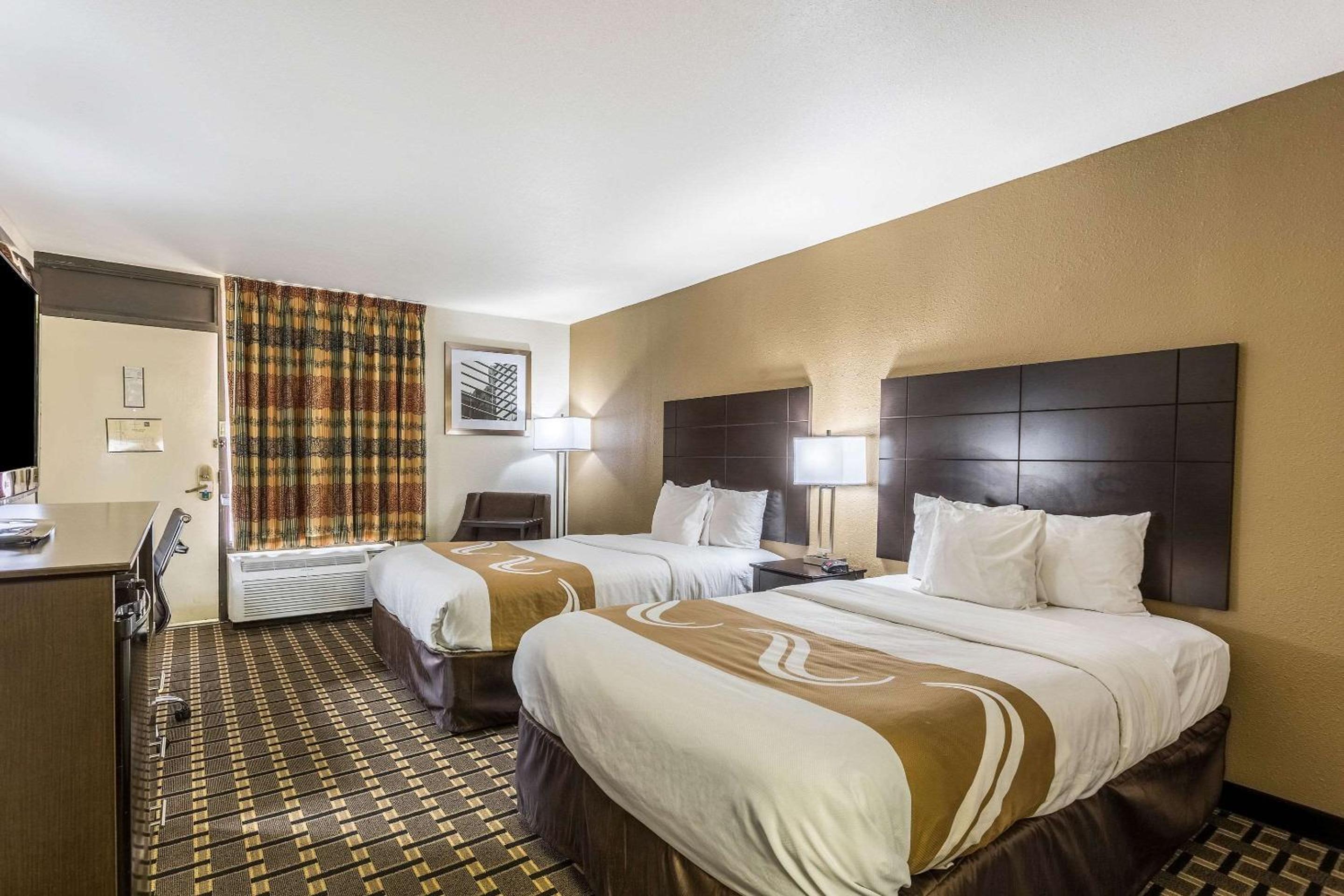 Double Room with Two Double Beds - Non-Smoking - Photo 3