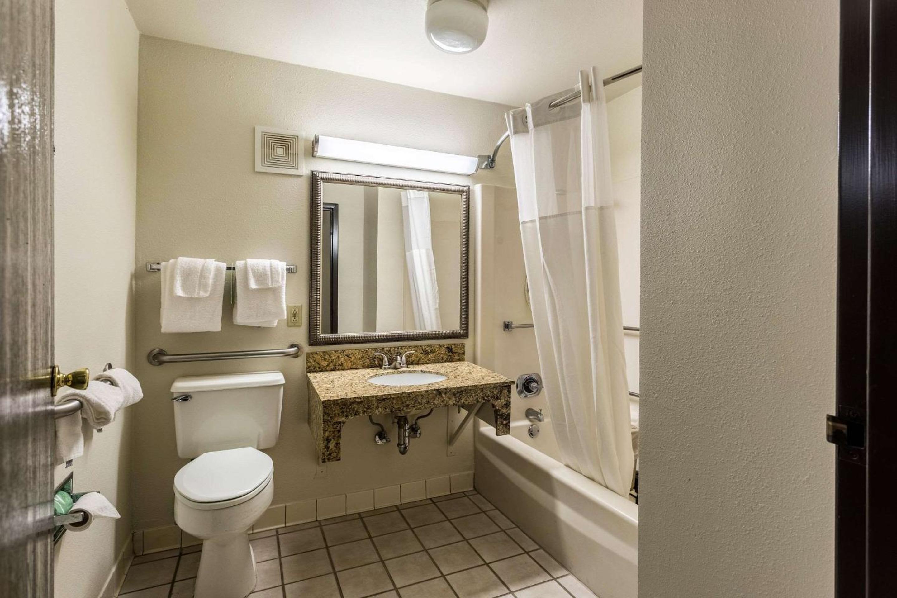 Double Room - Accessible/Non-Smoking - Photo 4
