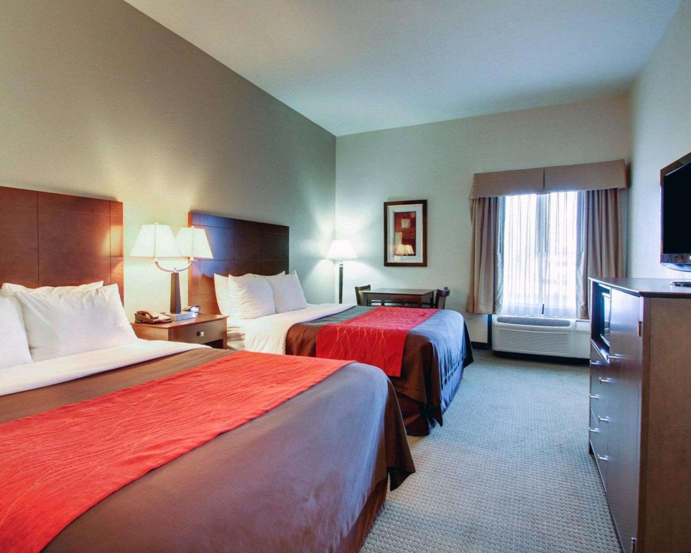 Queen Room with Two Queen Beds - Non-Smoking - Photo 3