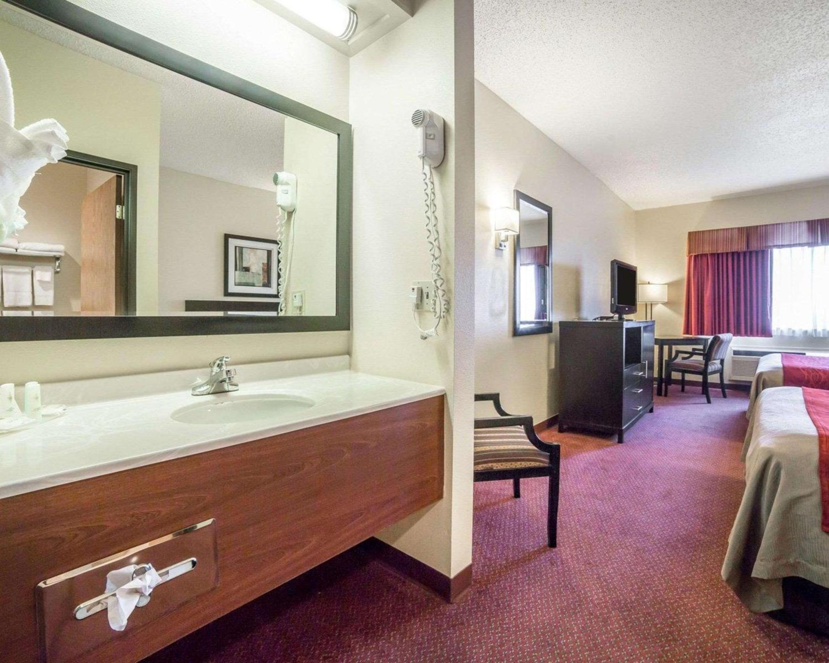 Deluxe Queen Room with Two Queen Beds - Photo 5