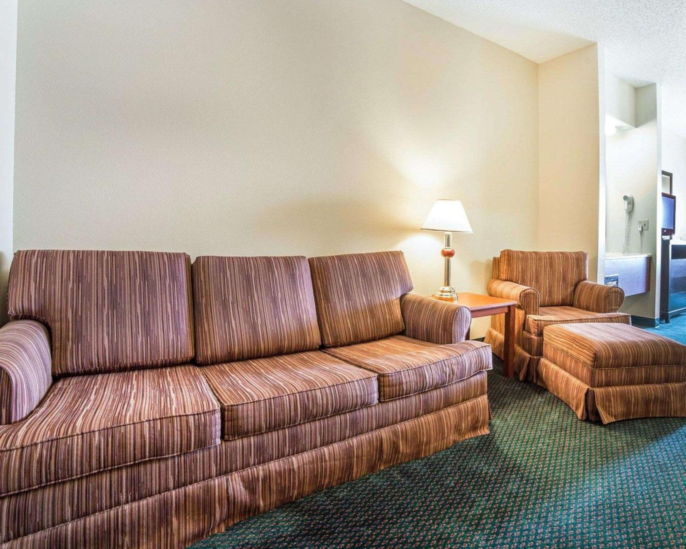 King Suite with Spa Bath - Photo 6