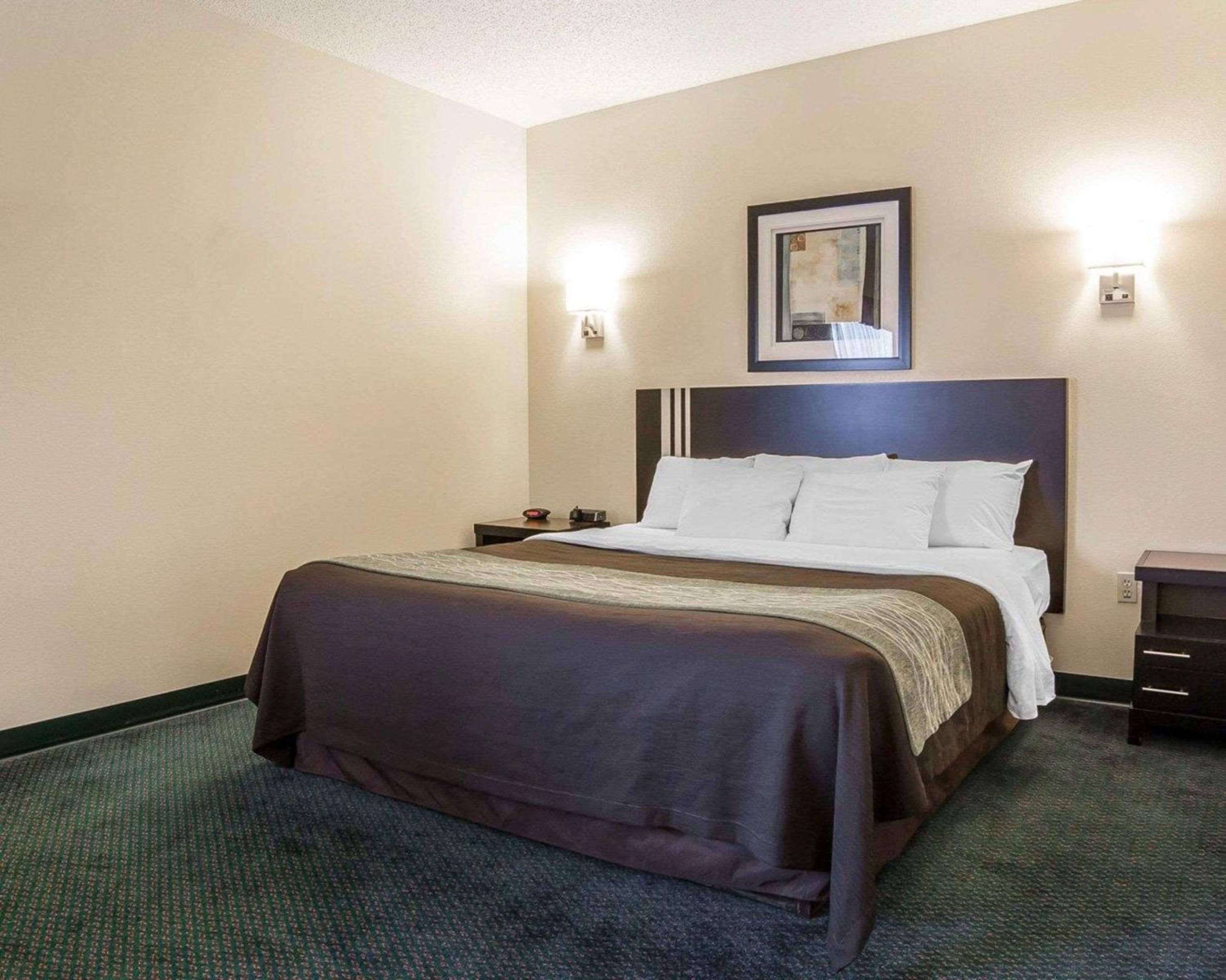 Deluxe King Room - Photo 9