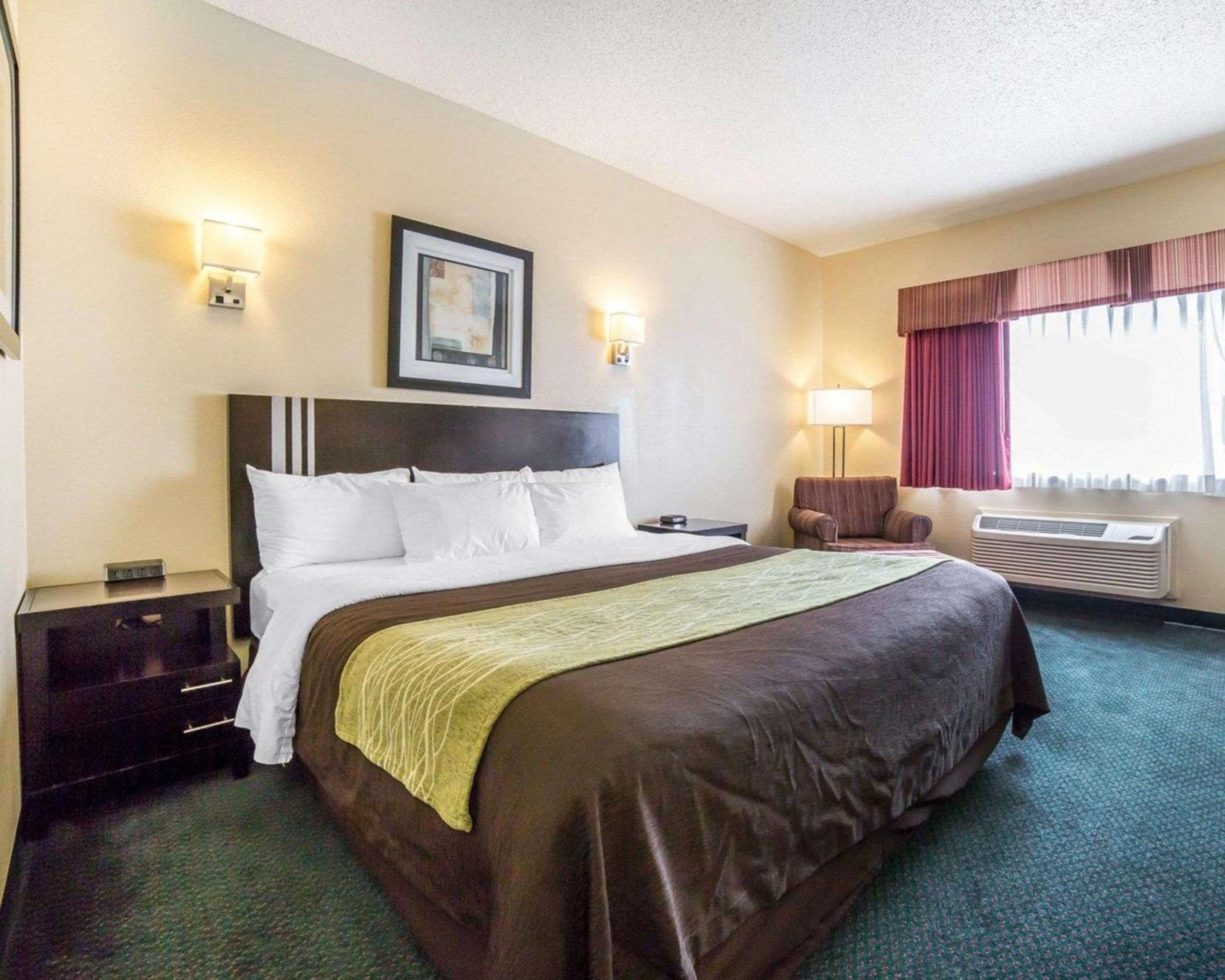 Deluxe King Room - Photo 10