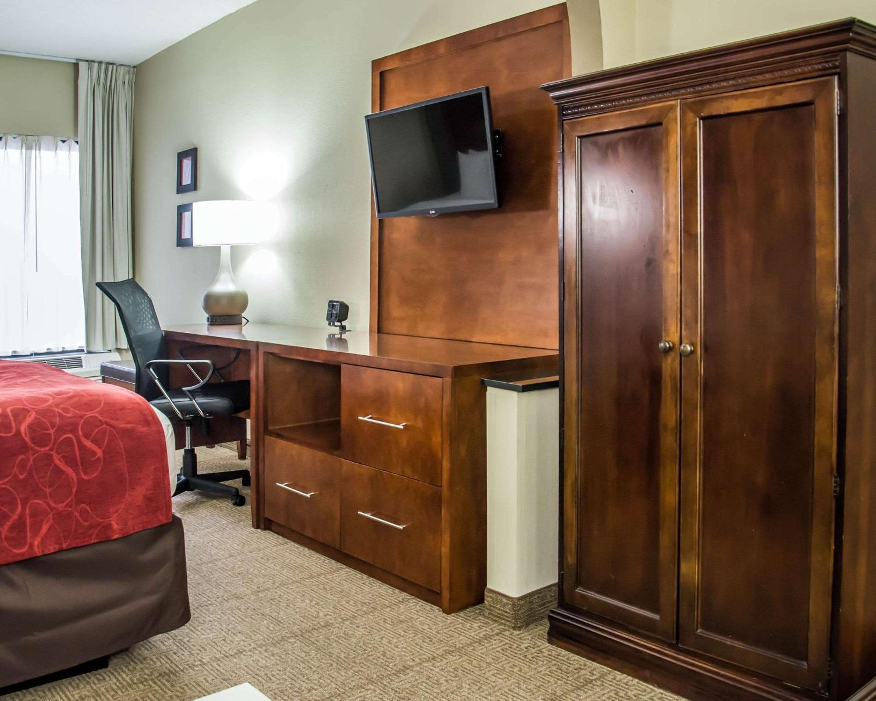 Queen Suite with Two Queen Beds - Non-Smoking - Photo 3