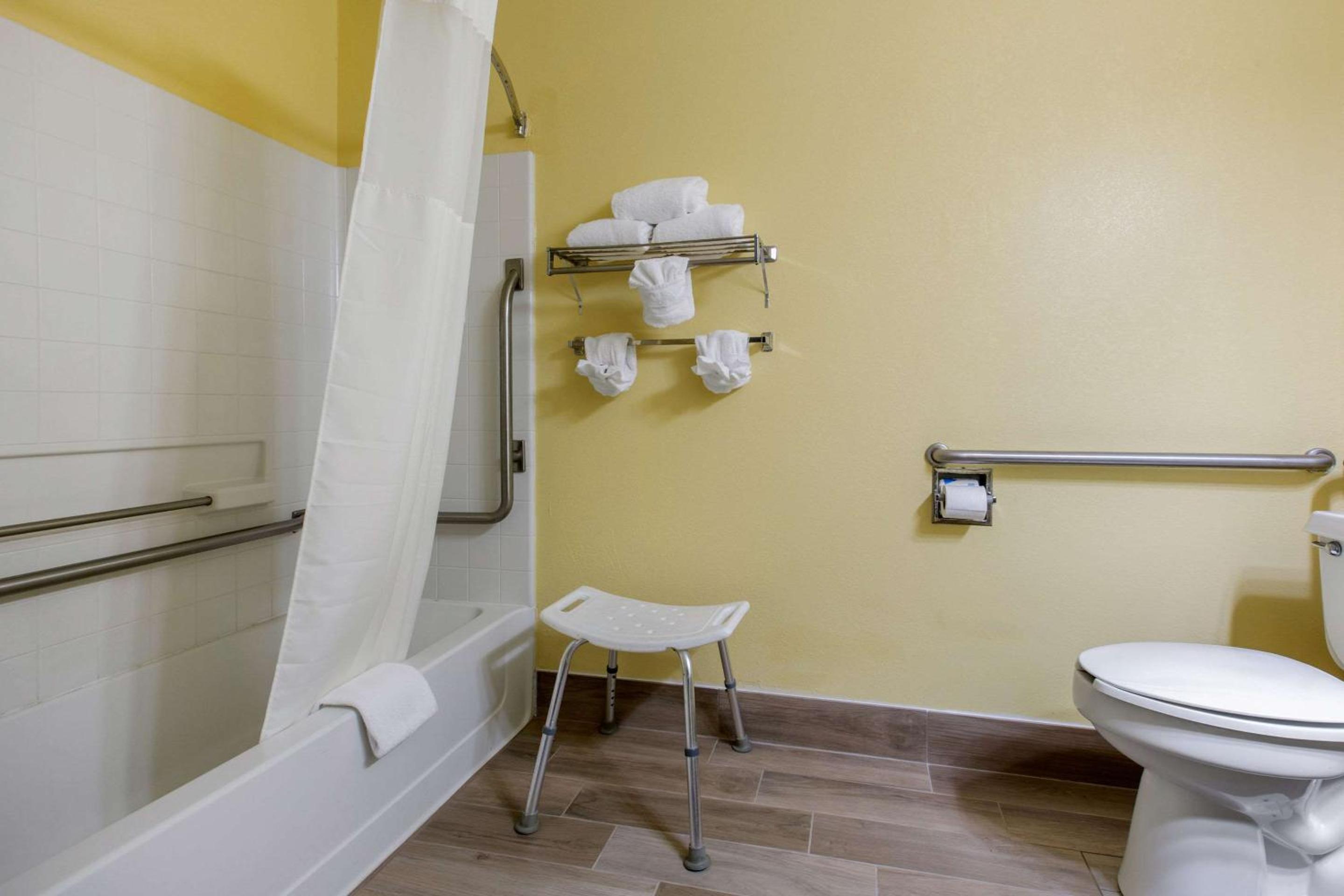 King Room - Accessible/Non-Smoking - Photo 3