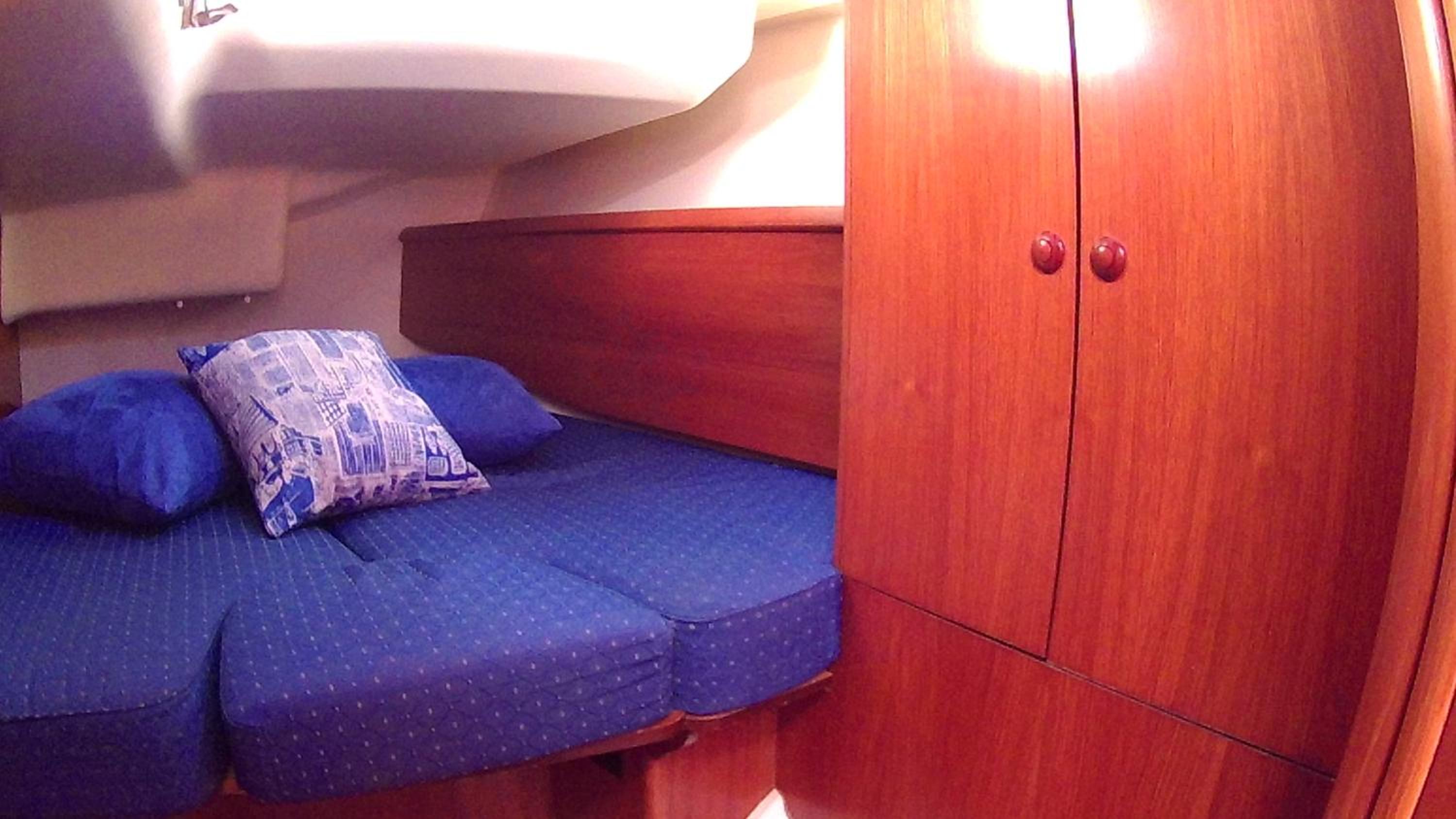 Cabin On Boat With Shared Bathroom