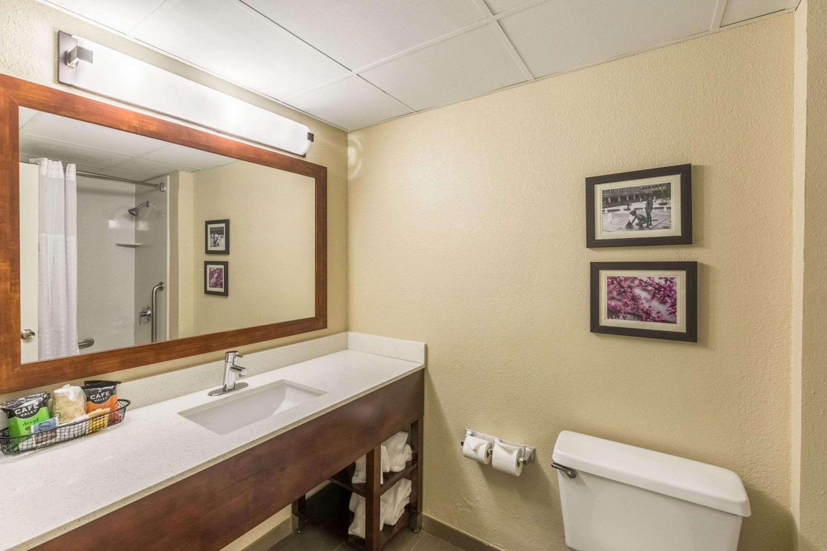 Queen Room with Two Queen Beds - Non-Smoking - Photo 10