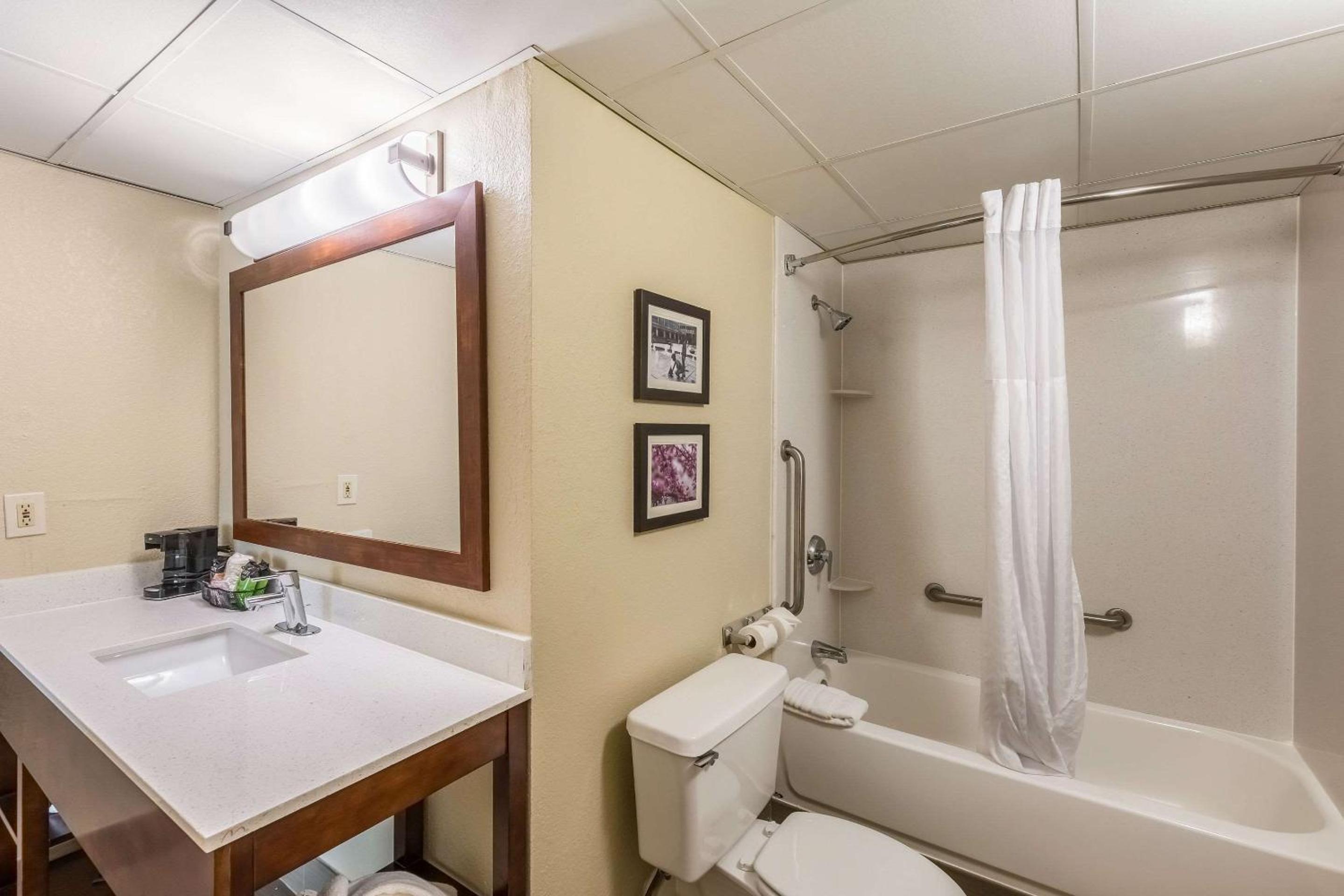Queen Room with Two Queen Beds - Non-Smoking - Photo 9