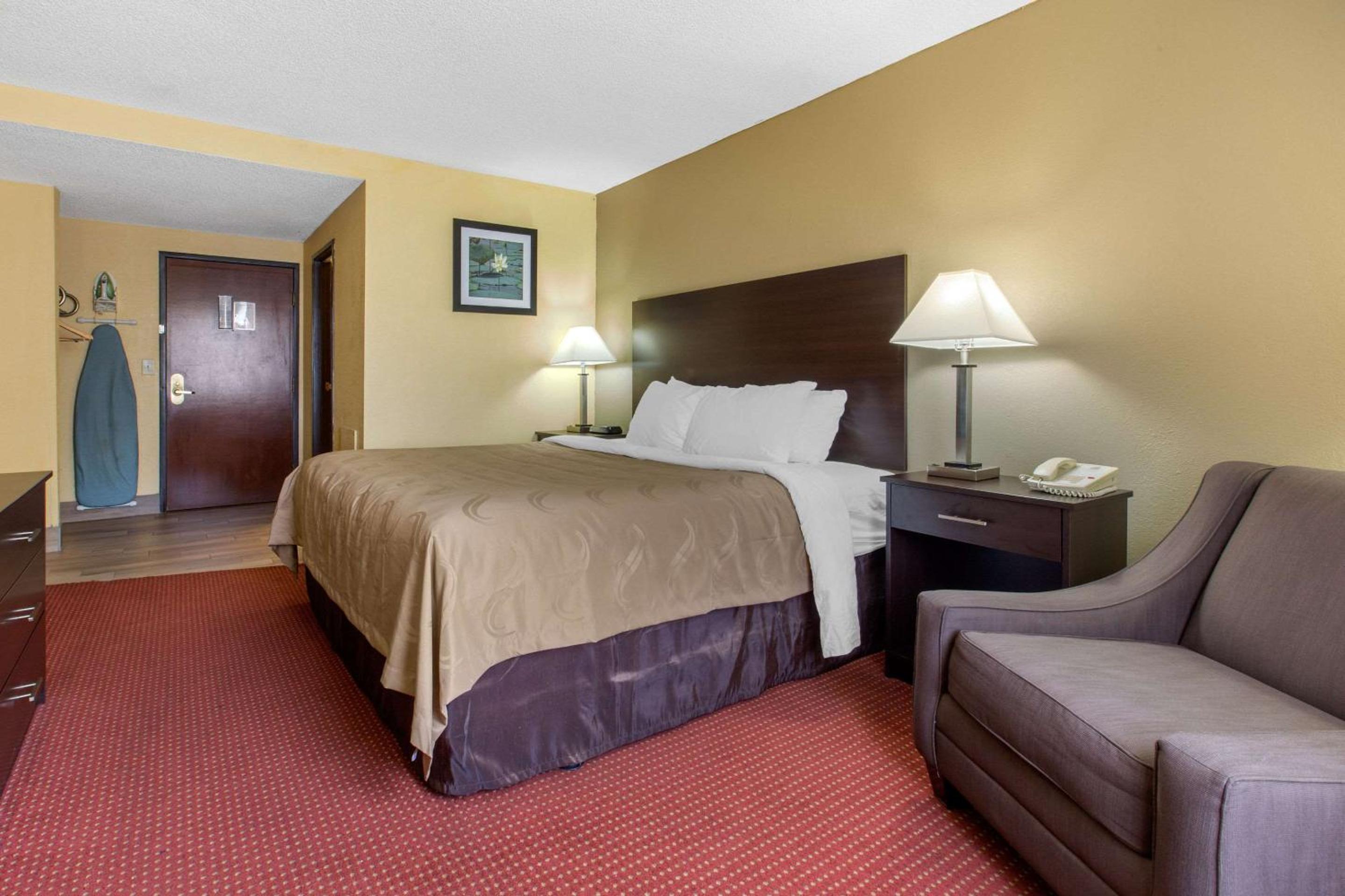 King Room - Non-Smoking - Photo 2