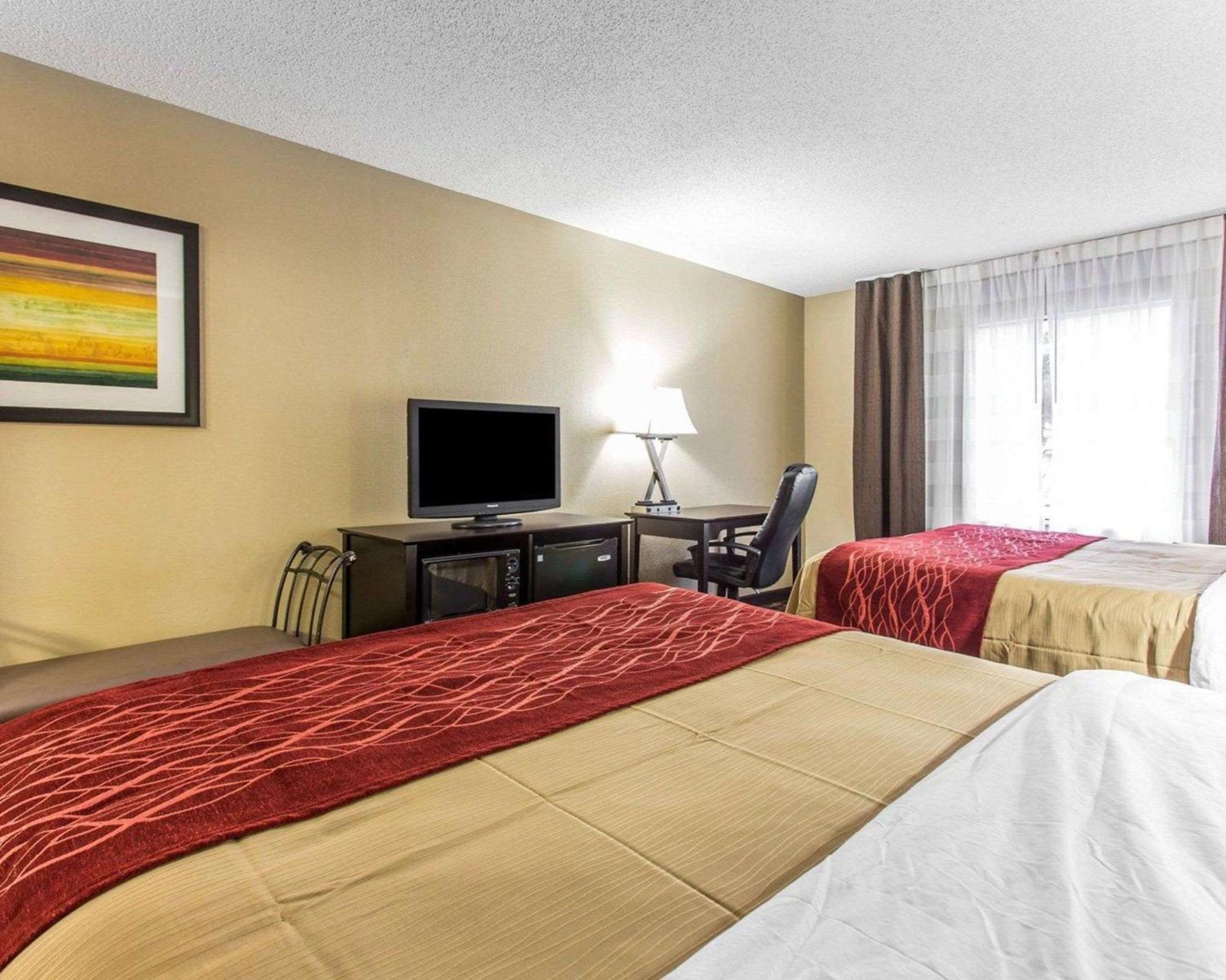 Queen Room with Two Queen Beds - Non-Smoking - Photo 2