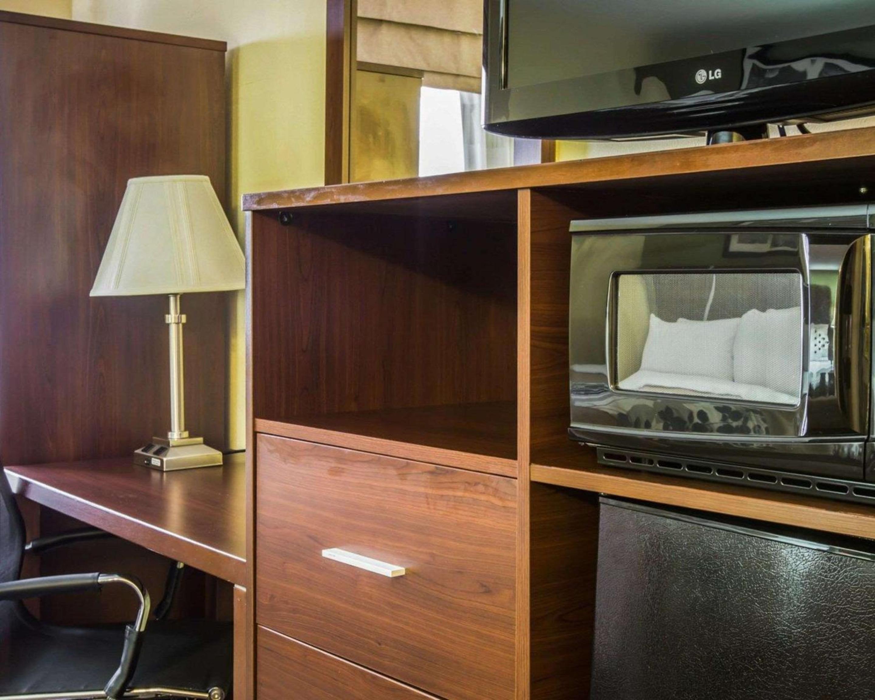 King Room - Non-Smoking - Photo 7