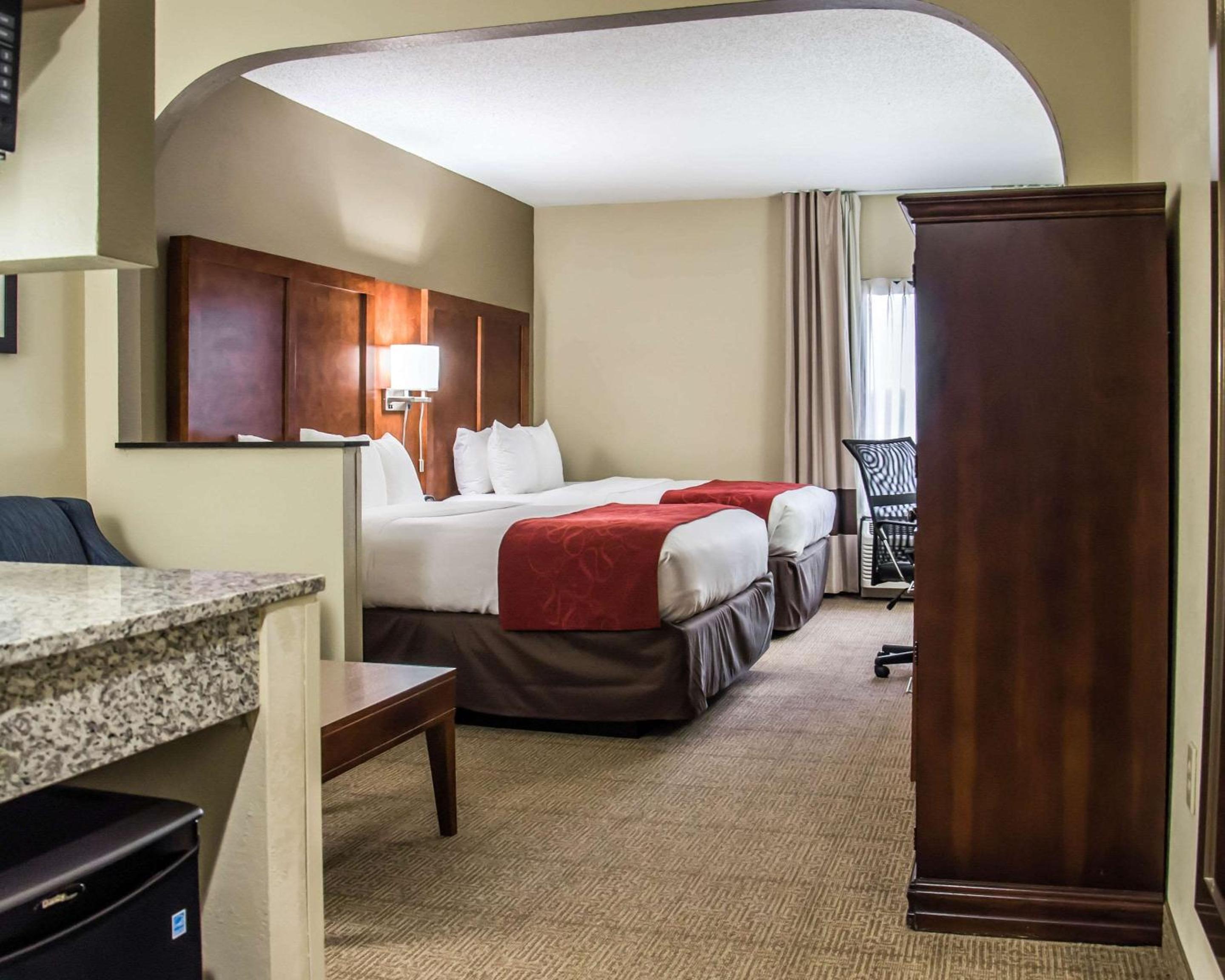 Queen Suite with Two Queen Beds - Non-Smoking - Photo 2