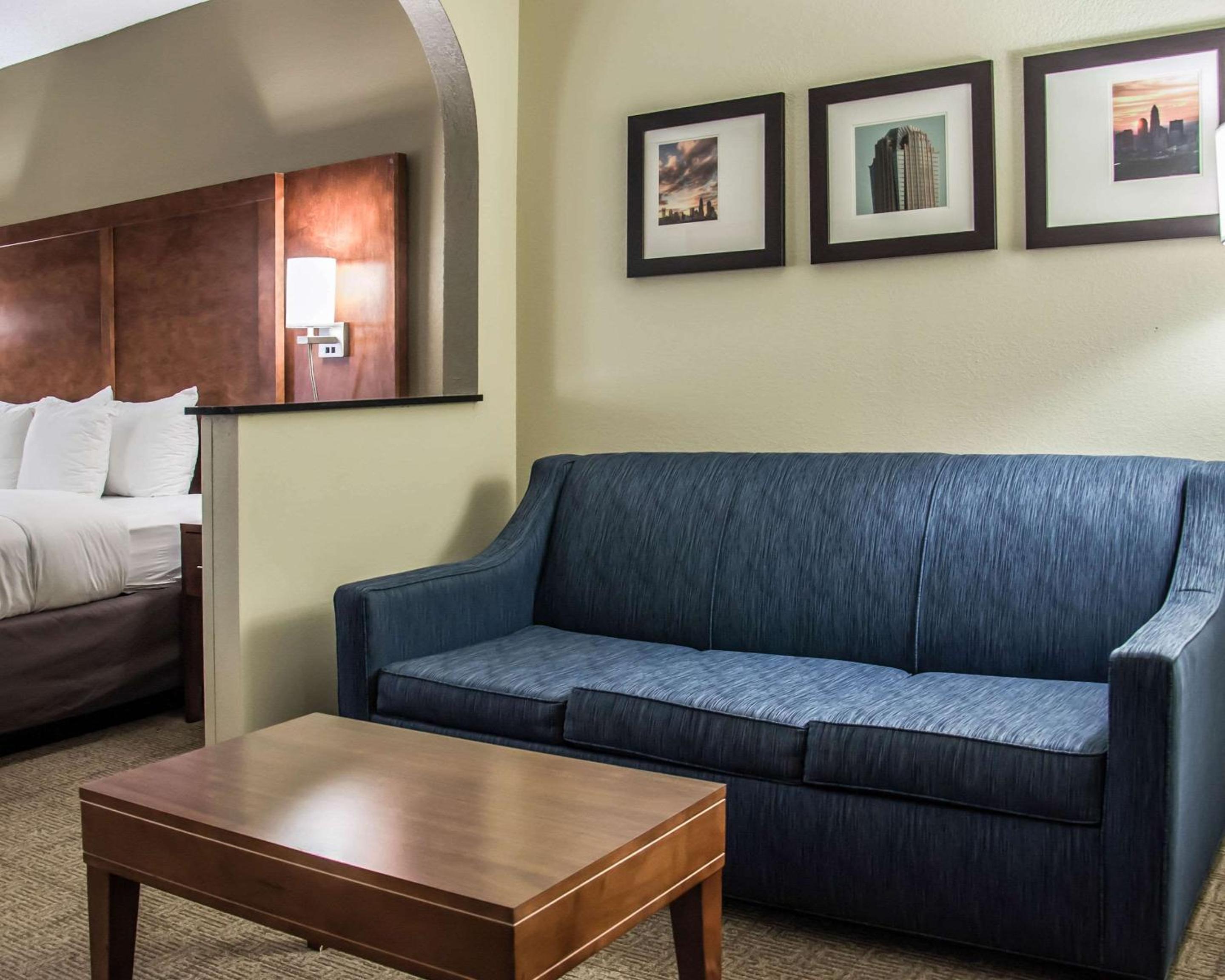 King Suite - Non-Smoking - Photo 2
