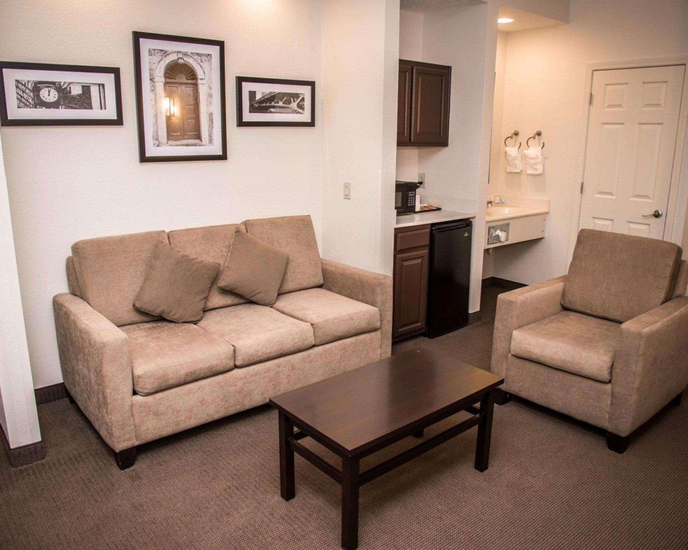 Double Suite with Two Double Beds - Non-Smoking - Photo 1