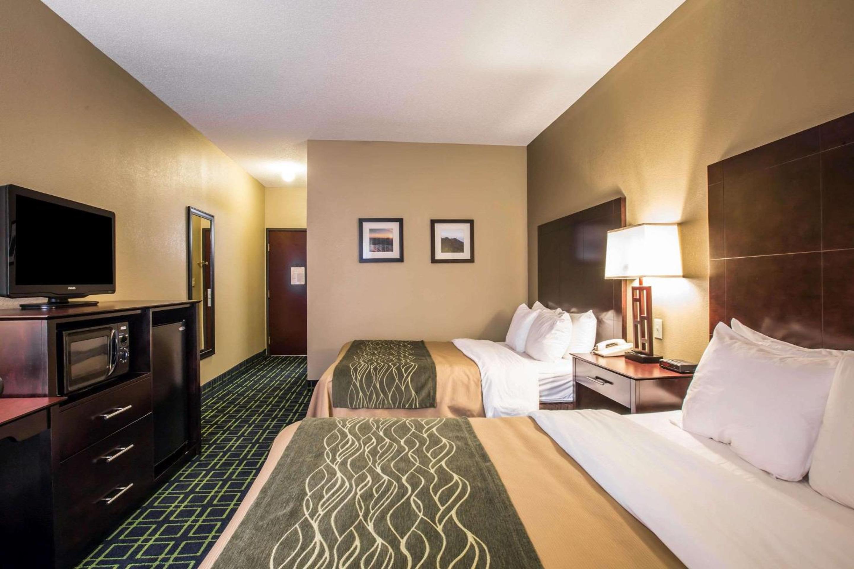 Queen Room with Two Queen Beds - Accessible/Non-Smoking  - Photo 3
