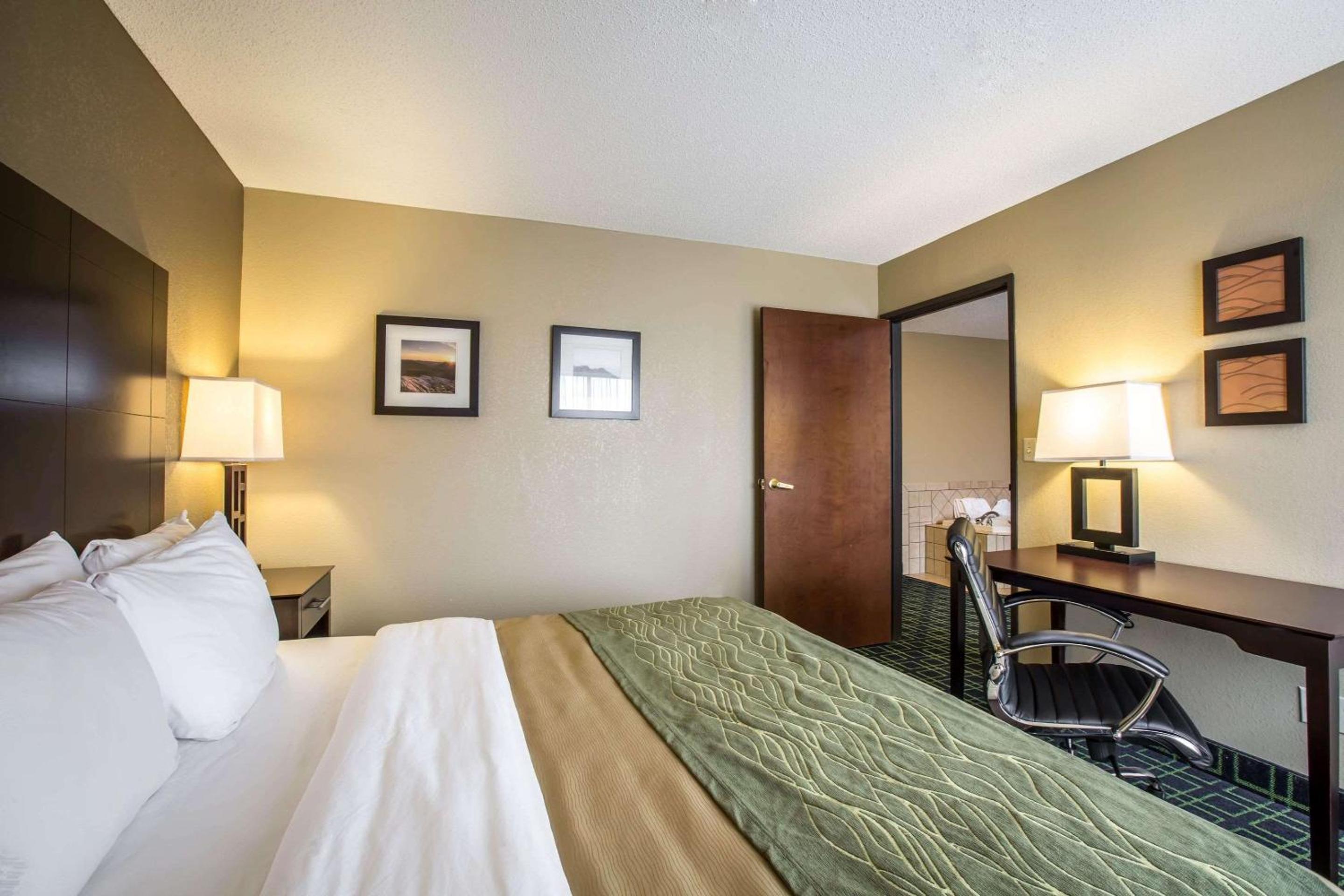 King Room - Accessible/Non-Smoking - Photo 3