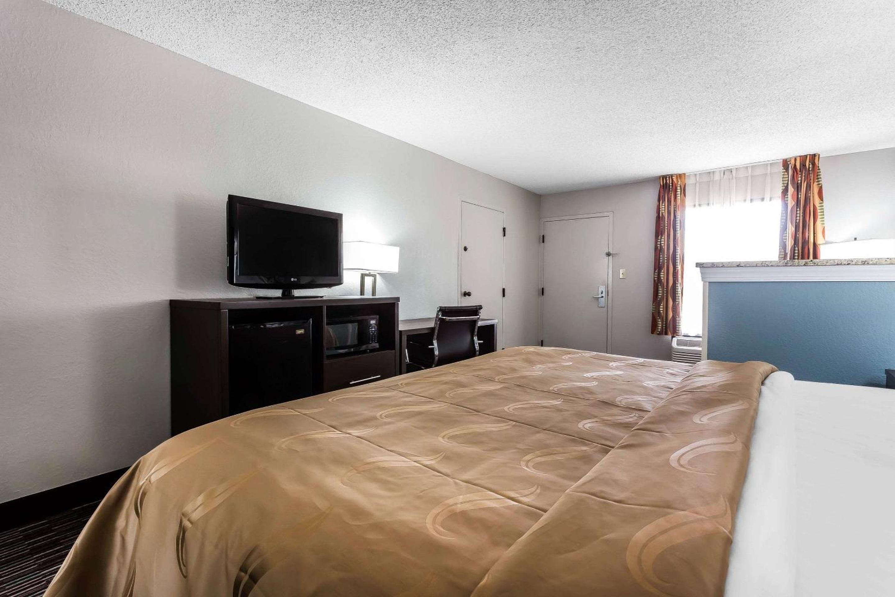 King Room - Non-Smoking/Mobility Accessible photo 1