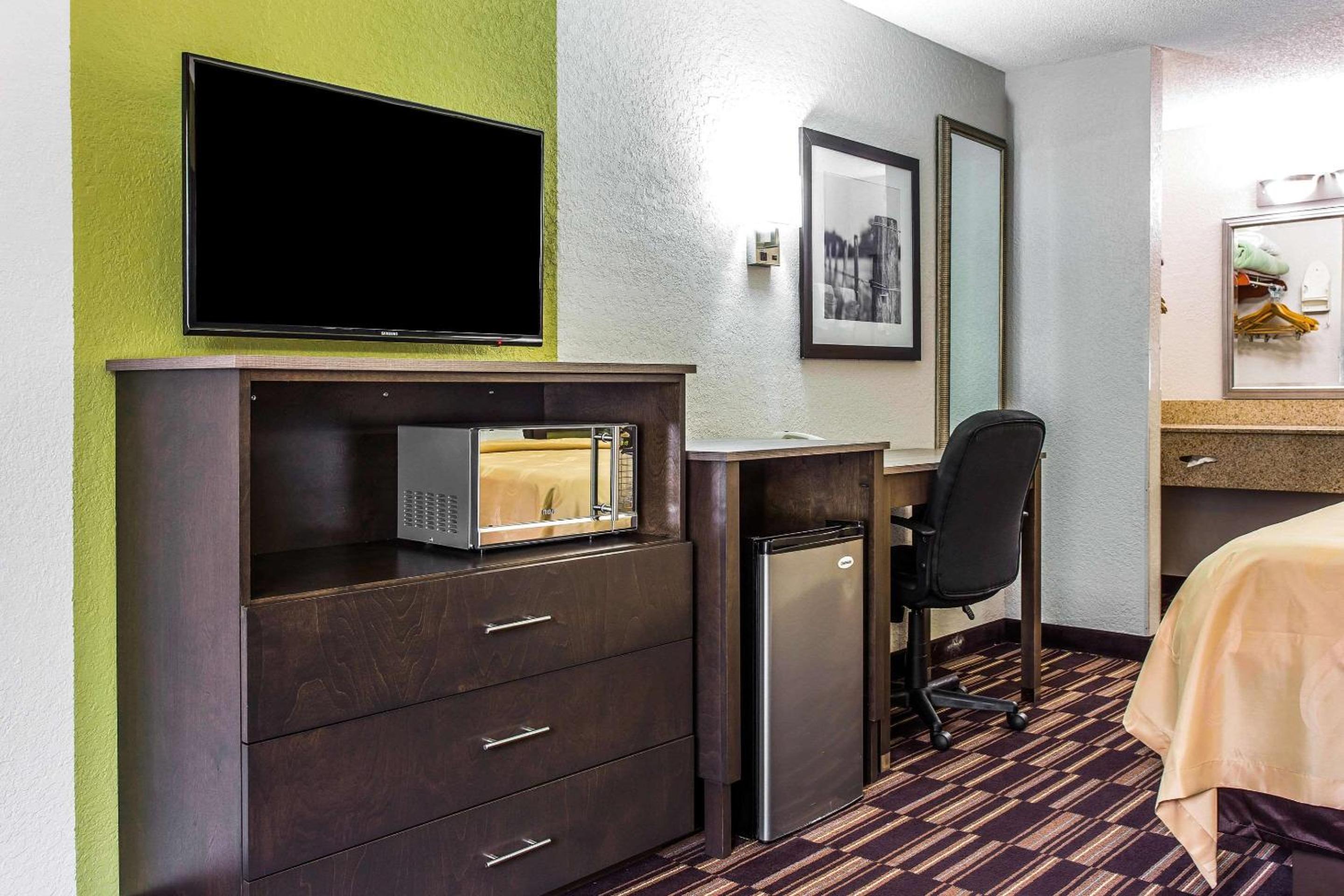 Queen Suite - Non-Smoking - Photo 3