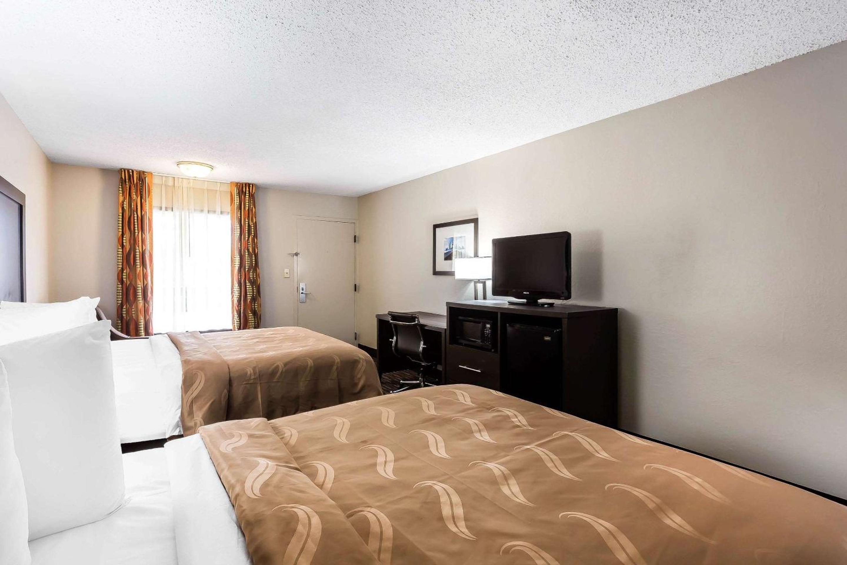 Queen Room with Two Queen Beds - Non-Smoking photo 2