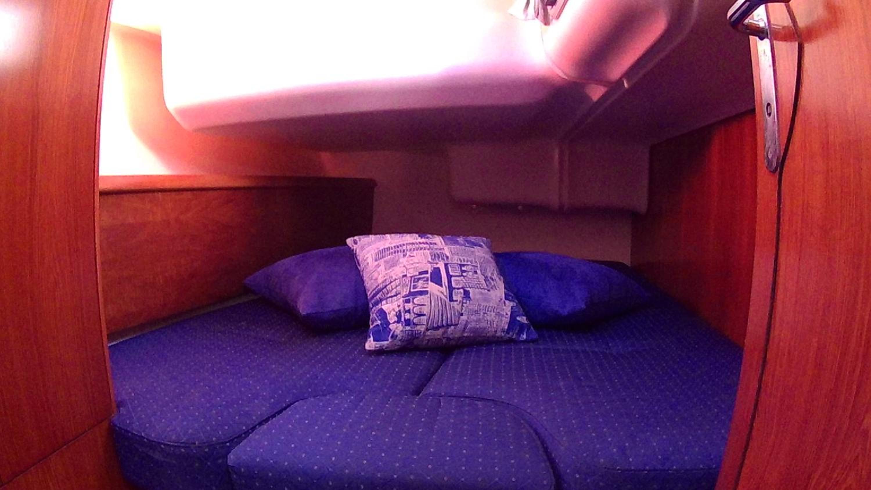 Cabin On Boat With Shared Bathroom