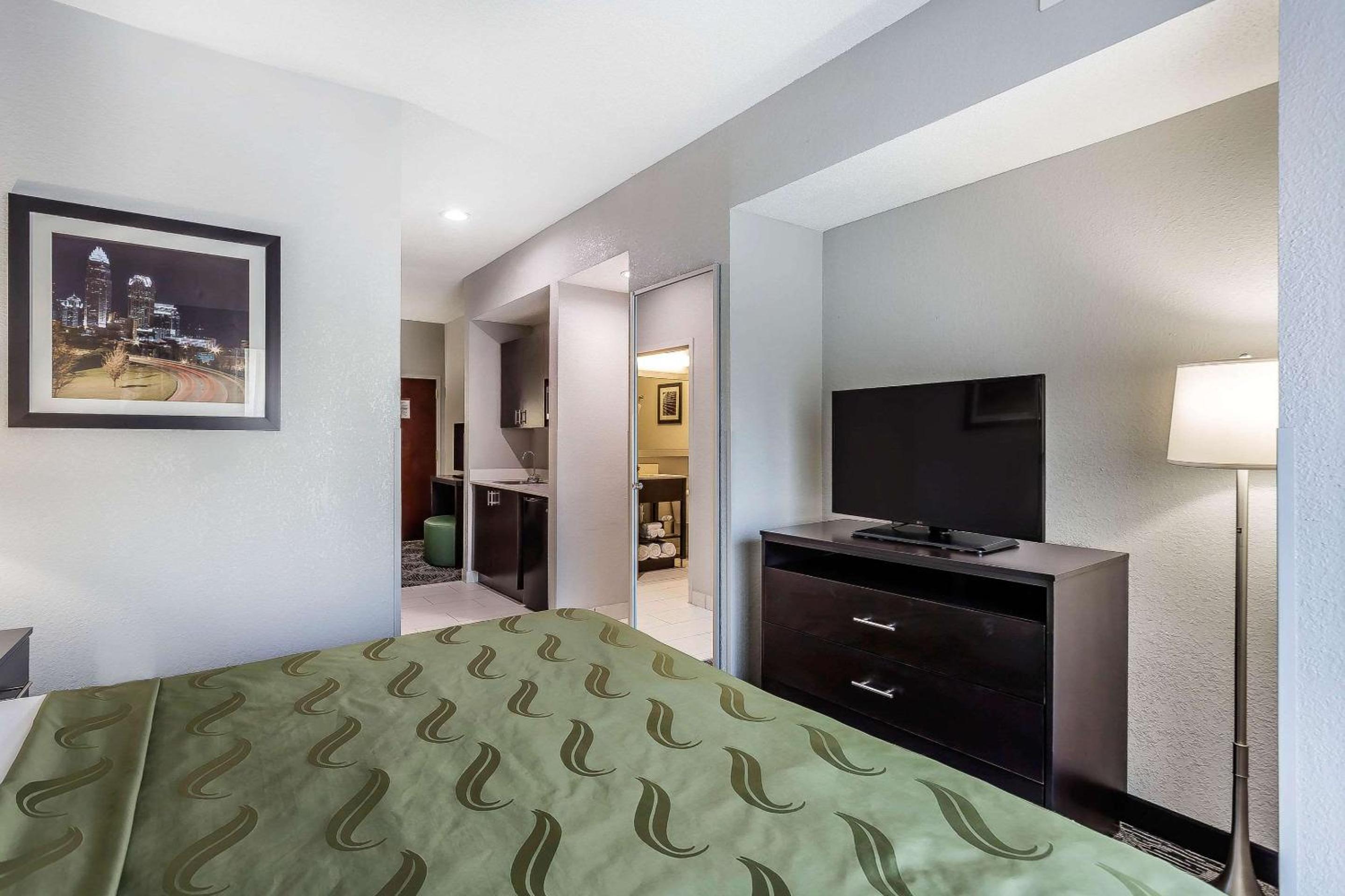 Business King Suite - Non-Smoking - Photo 1
