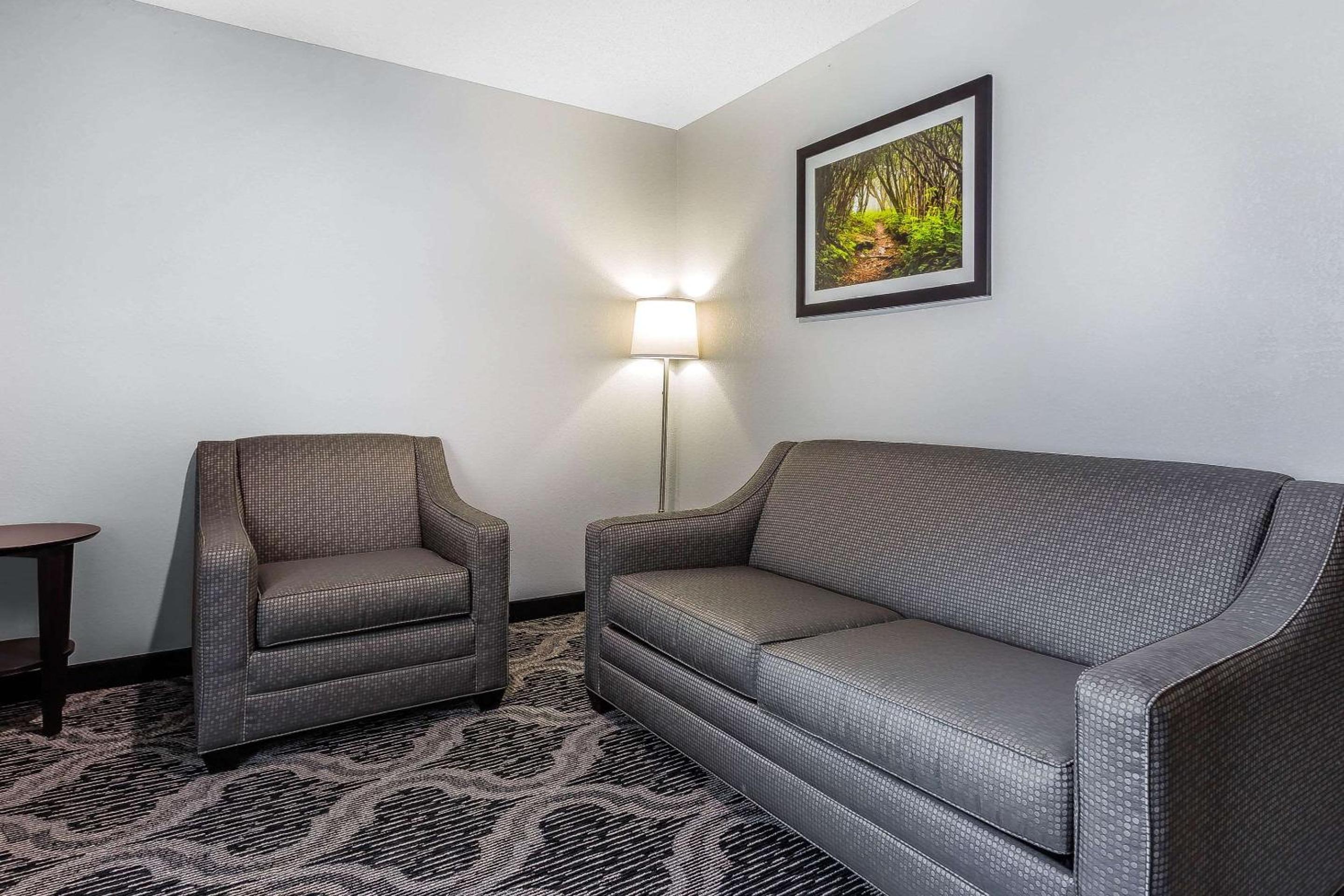 Queen Suite with Two Queen Beds - Non-Smoking - Photo 1