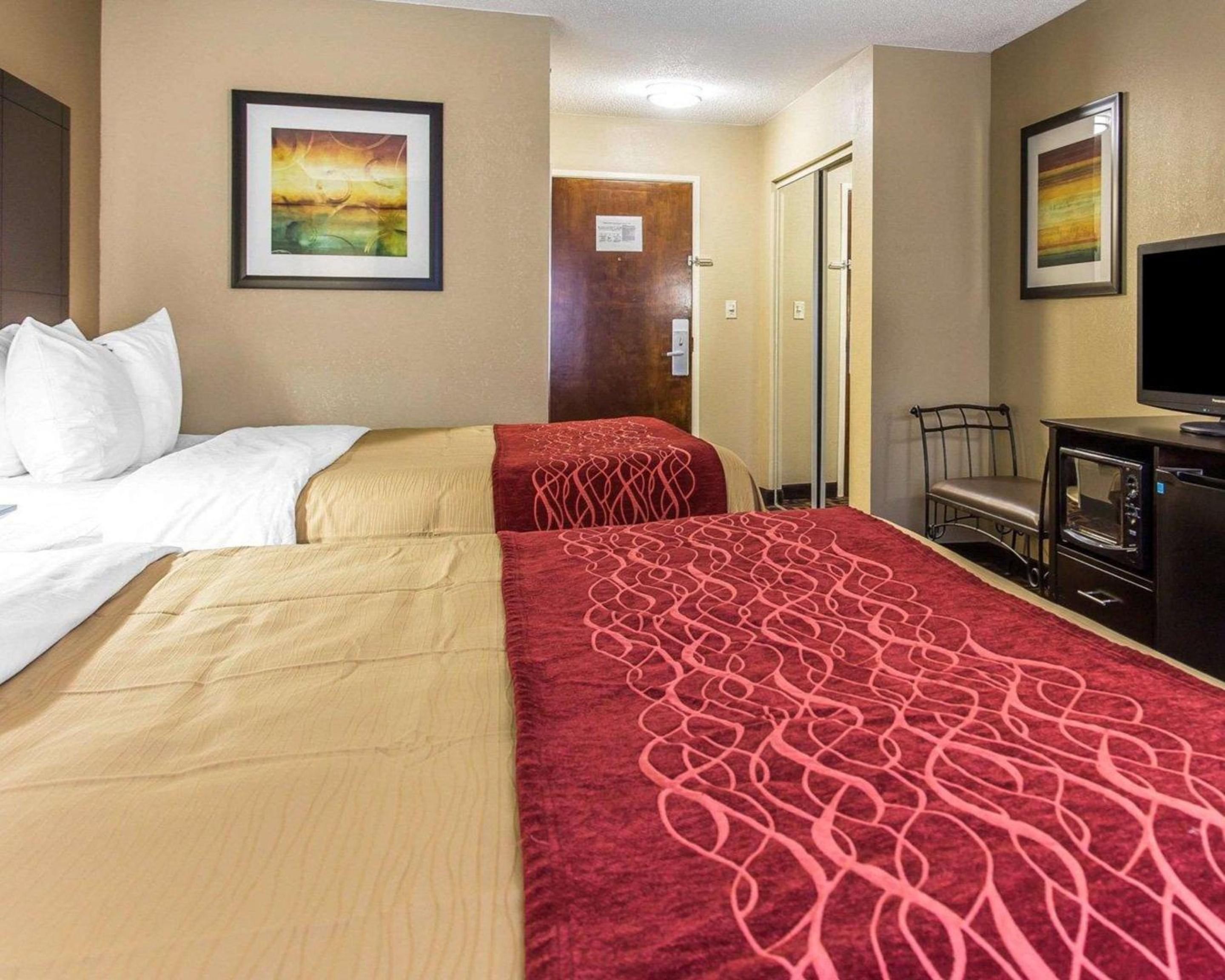 Queen Room with Two Queen Beds - Non-Smoking - Photo 4