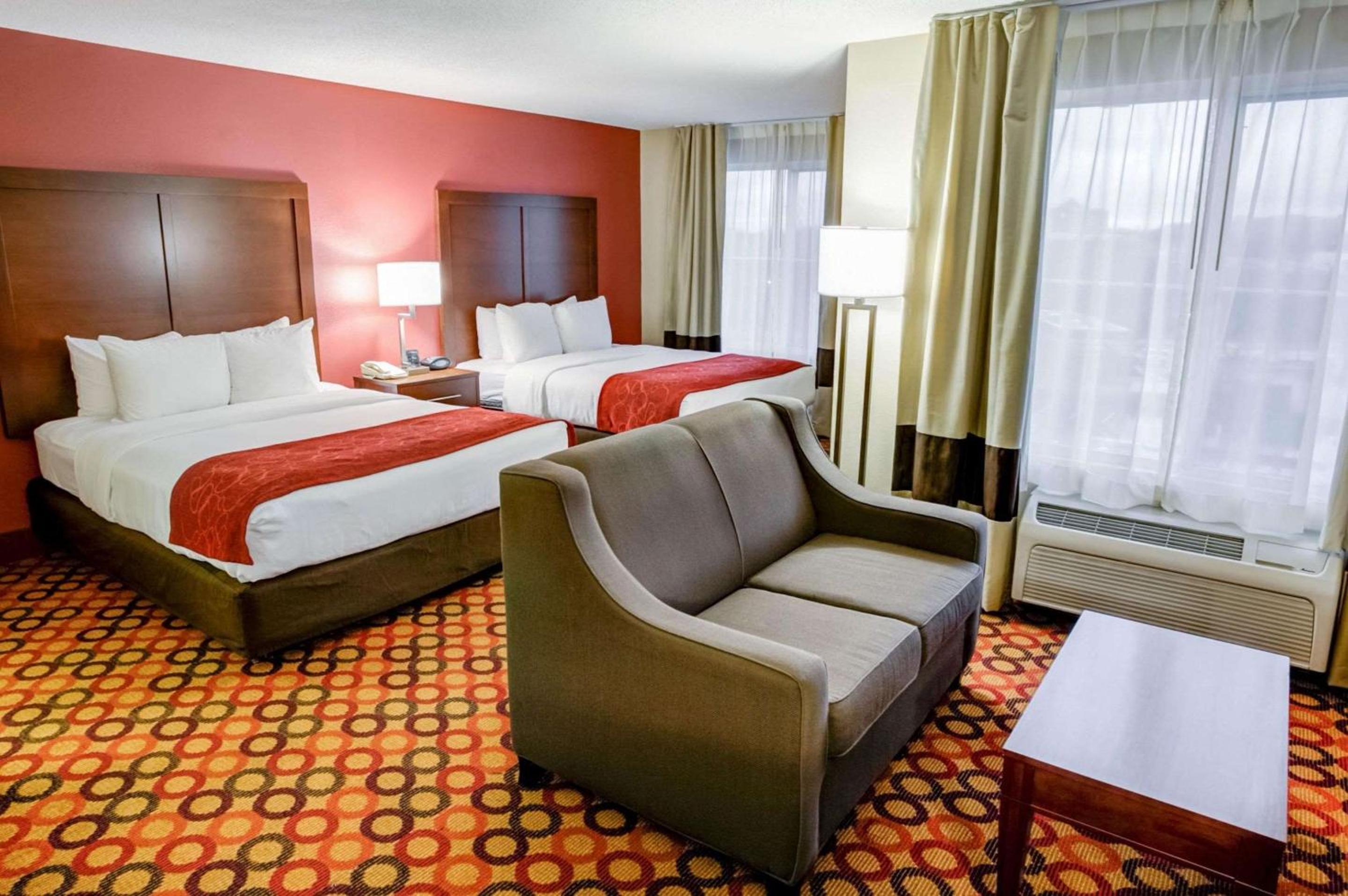 One-Bedroom Queen Suite With Two Queen Beds - Non Smoking - Photo 1