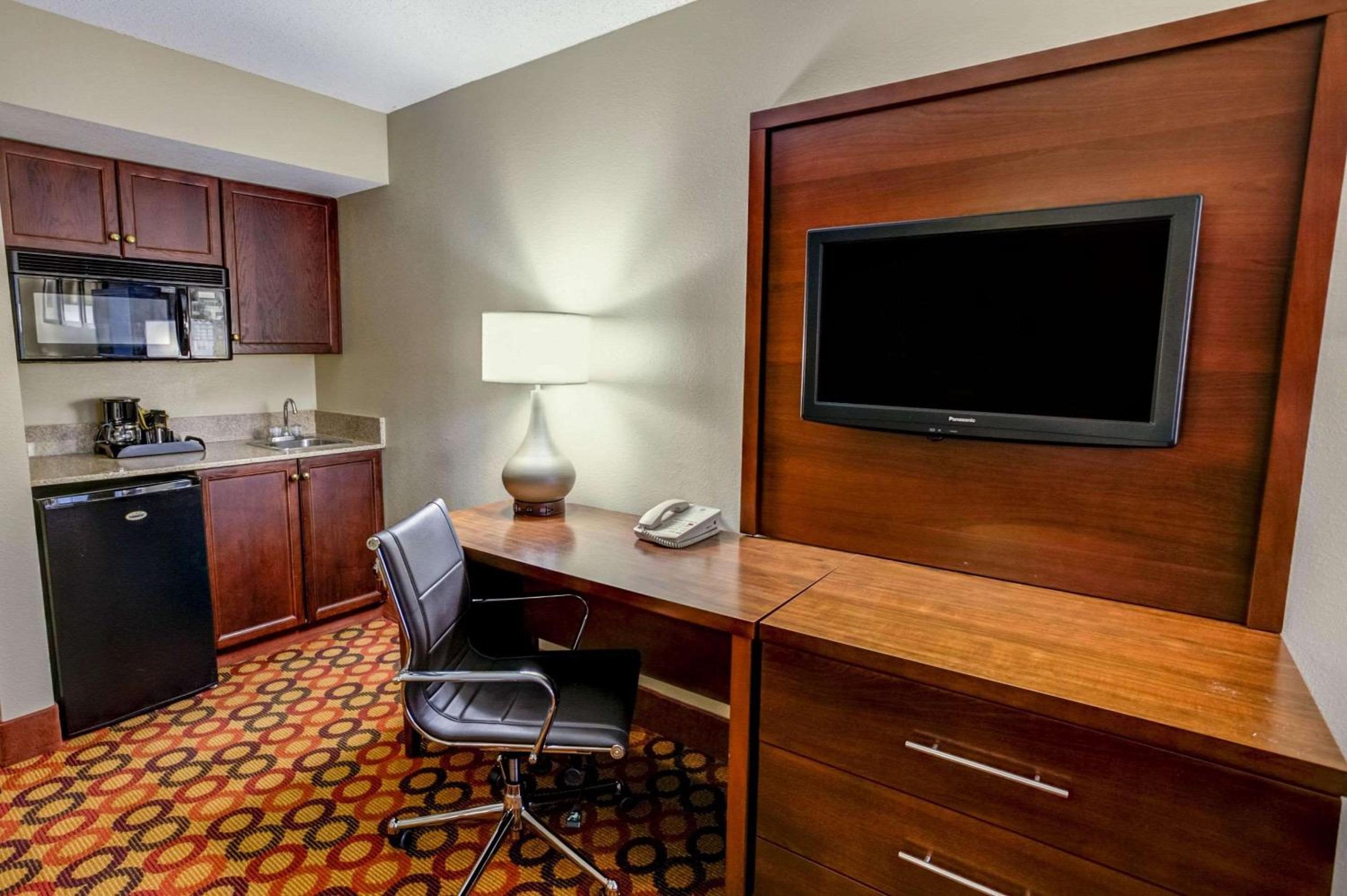One-Bedroom King Suite - Non-Smoking - Photo 4
