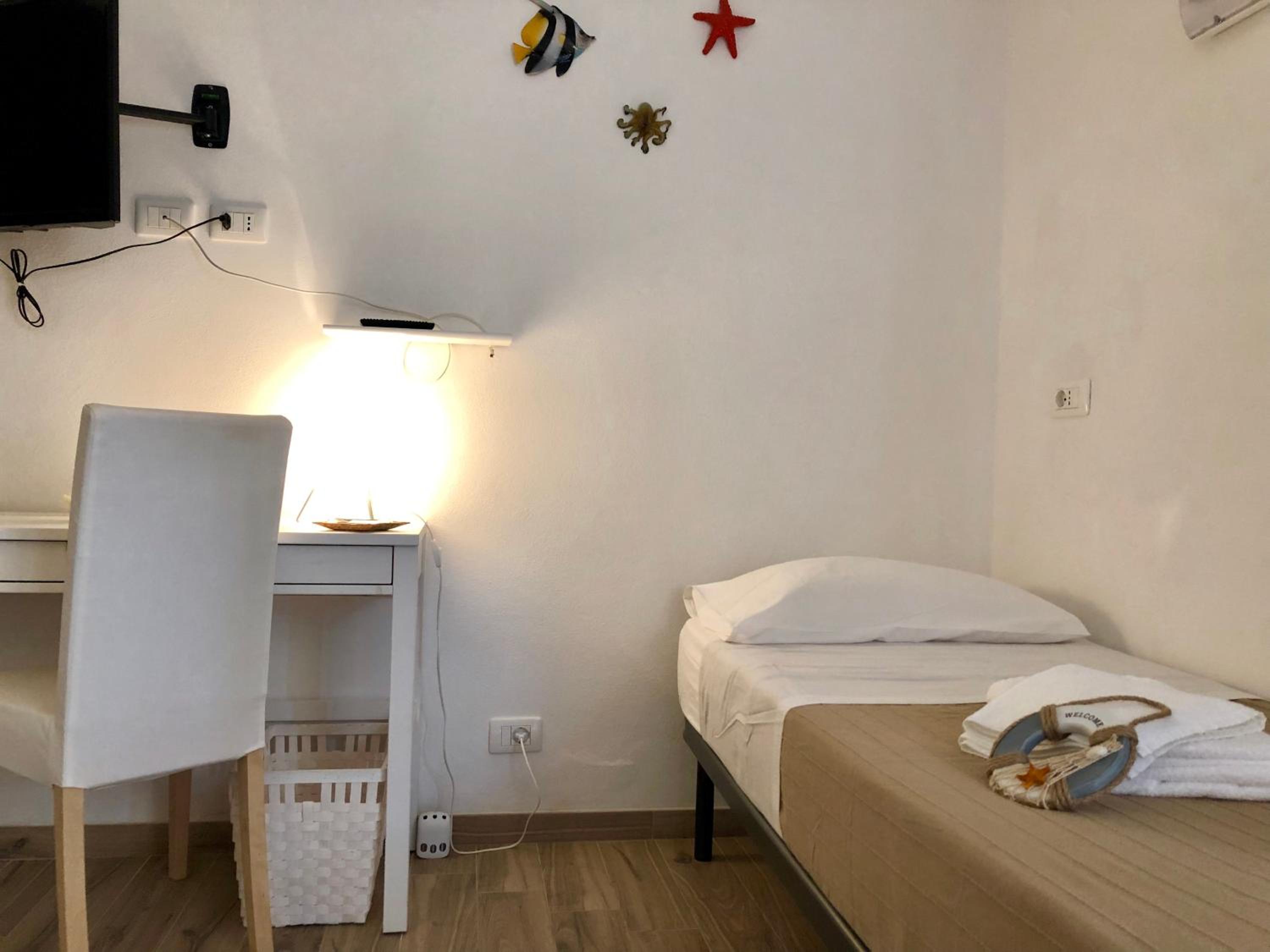 Deluxe Suite with Sea View - Photo 15