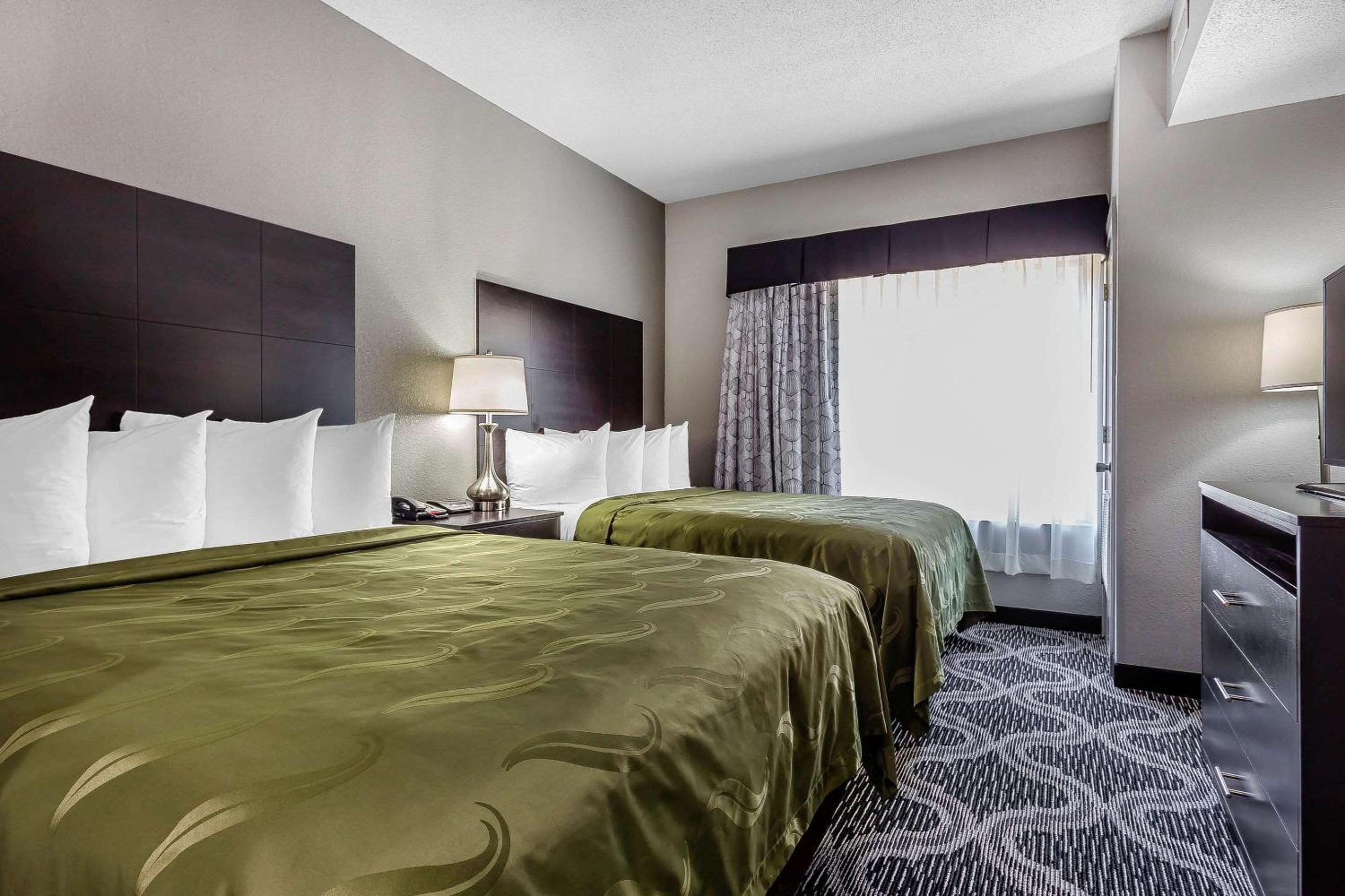Queen Suite with Two Queen Beds - Non-Smoking - Photo 4