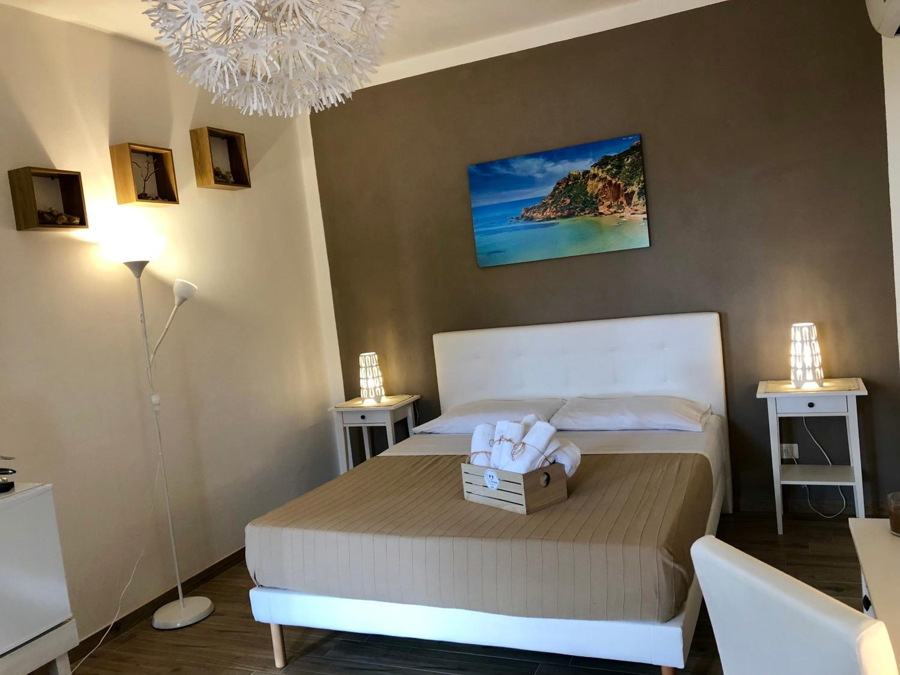 Deluxe Suite with Sea View - Photo 20
