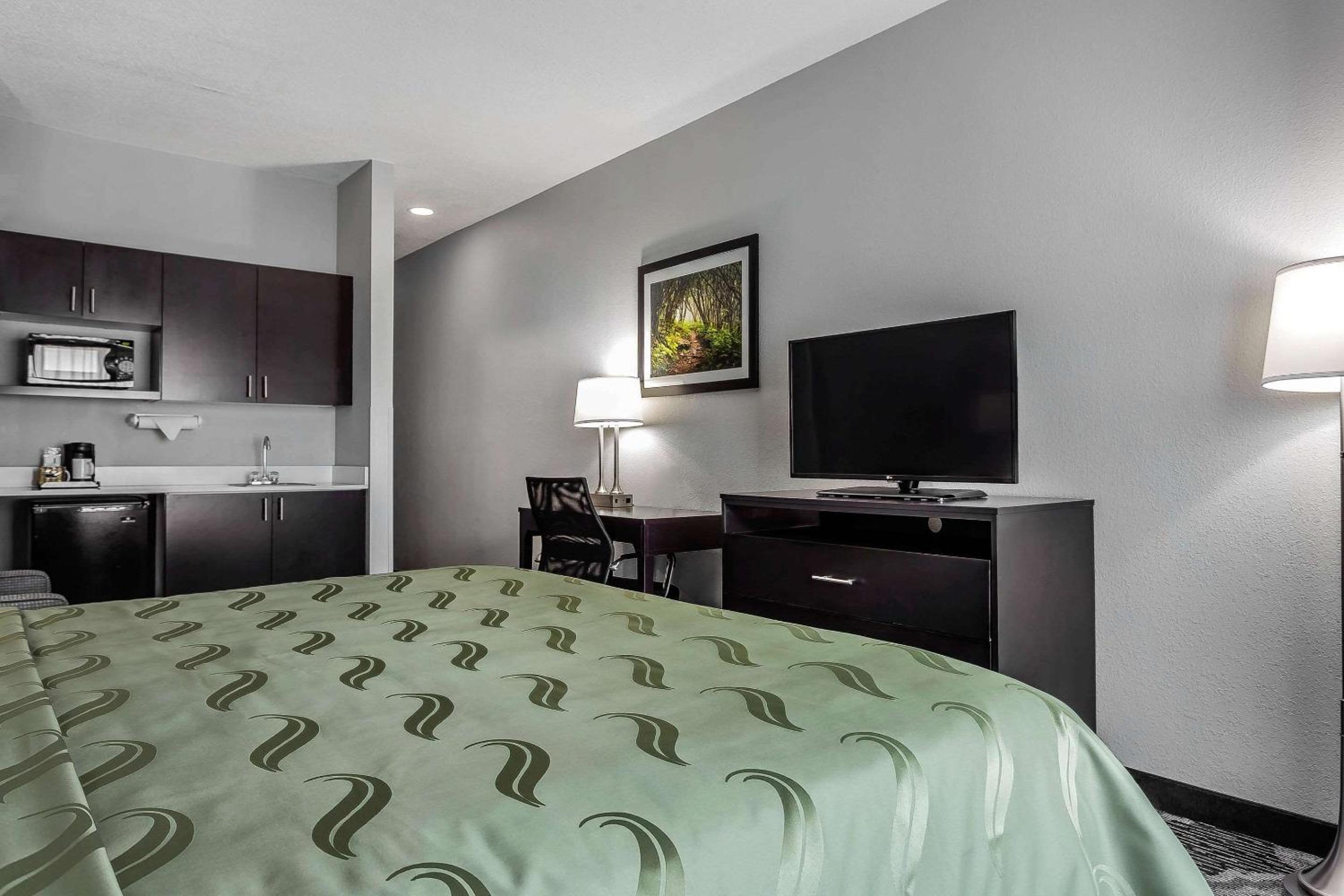 King Suite - Non-Smoking - Photo 1