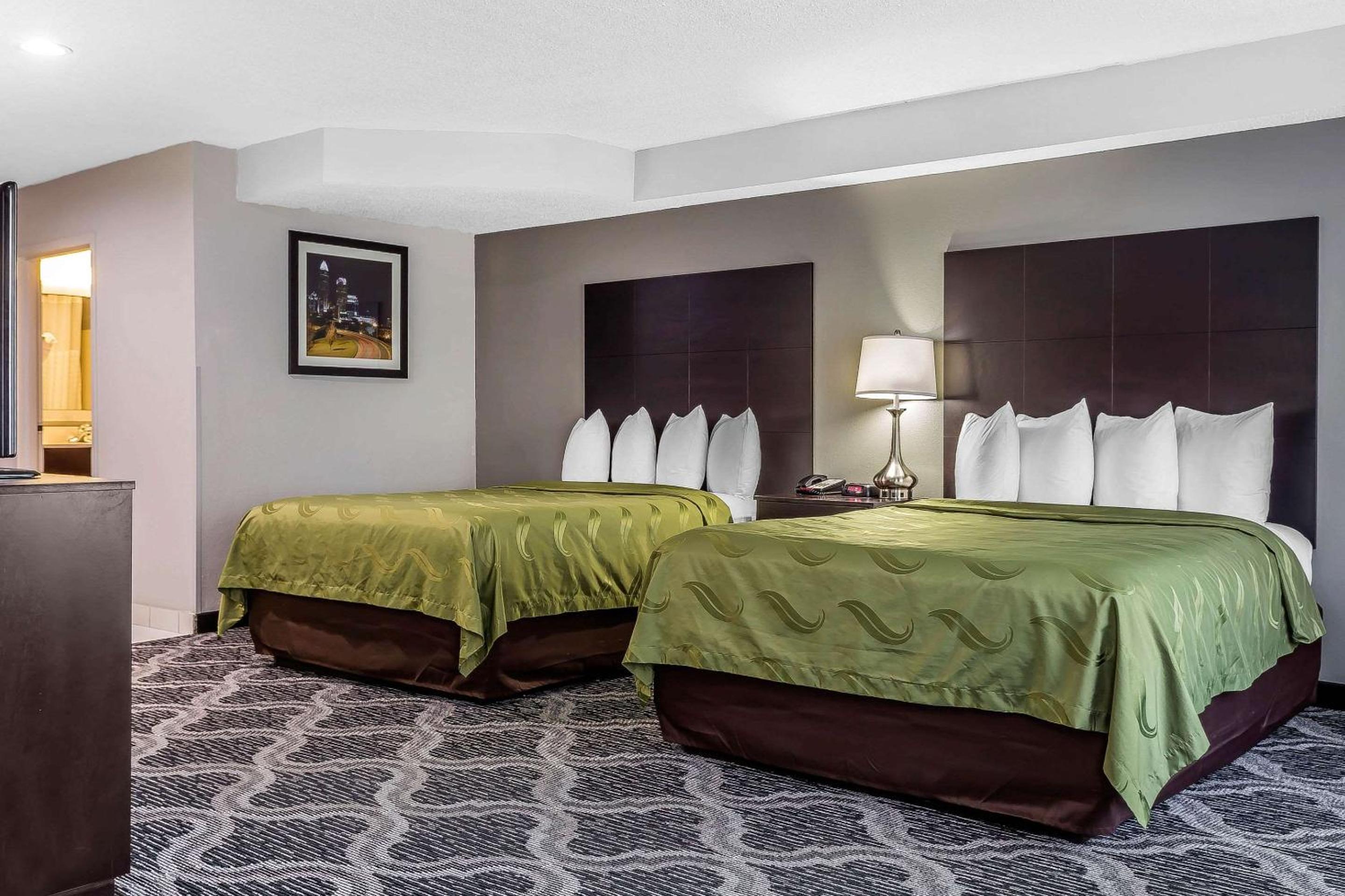 Queen Suite with Two Queen Beds - Disability Access/Non-Smoking - Photo 4