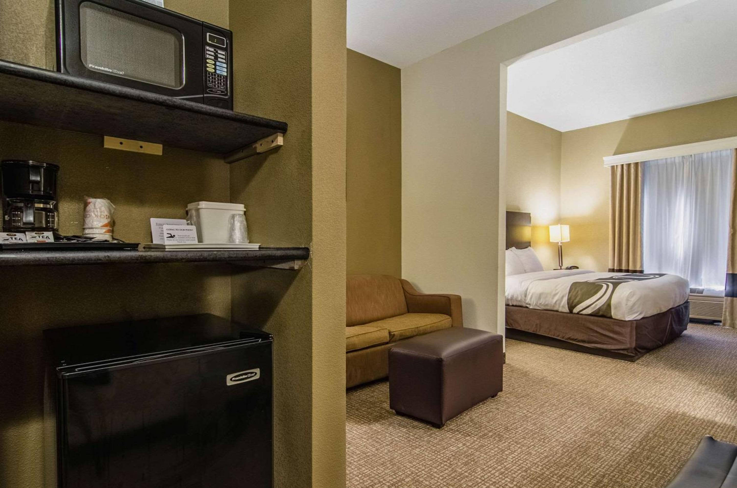 King Suite with Sofa Bed - Non-Smoking photo 2