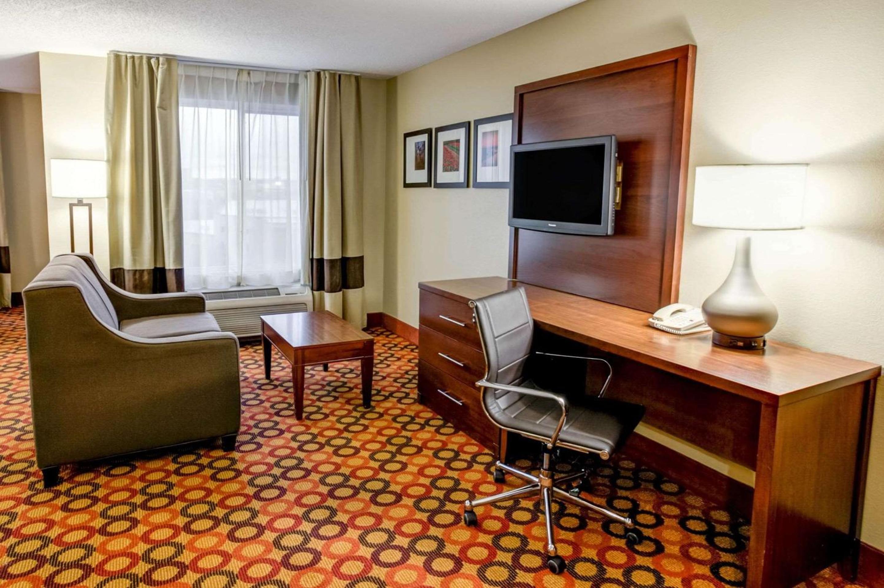 One-Bedroom Queen Suite With Two Queen Beds - Non Smoking - Photo 5