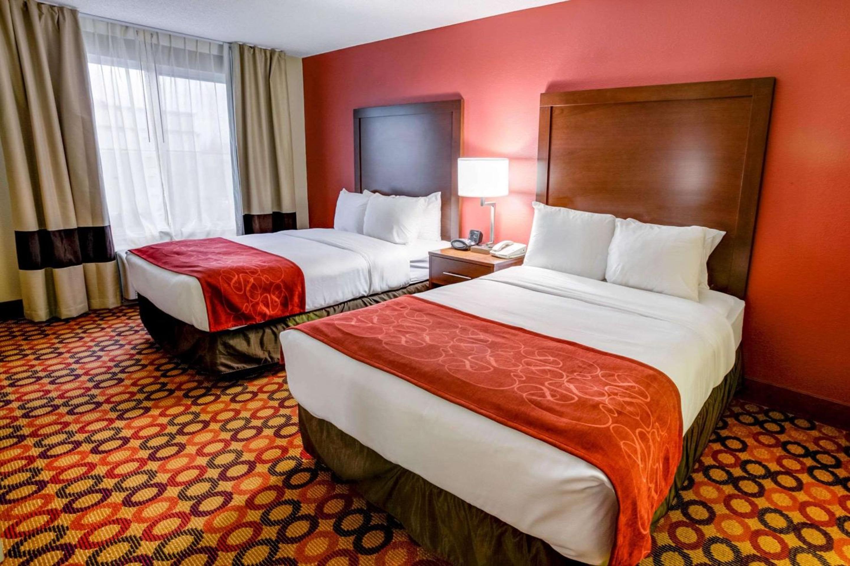 One-Bedroom Queen Suite With Two Queen Beds - Non Smoking - Photo 2