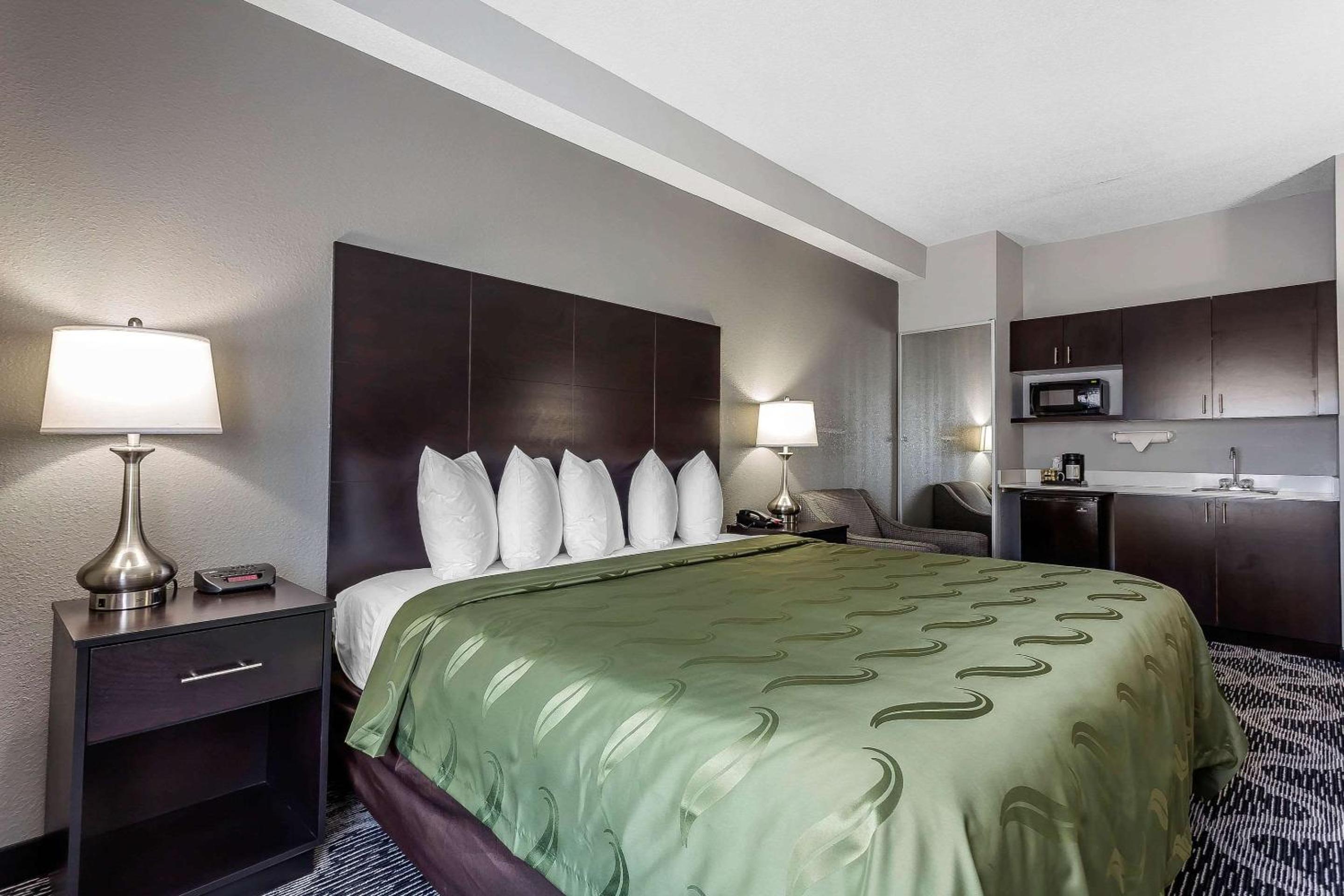 King Suite - Non-Smoking - Photo 2