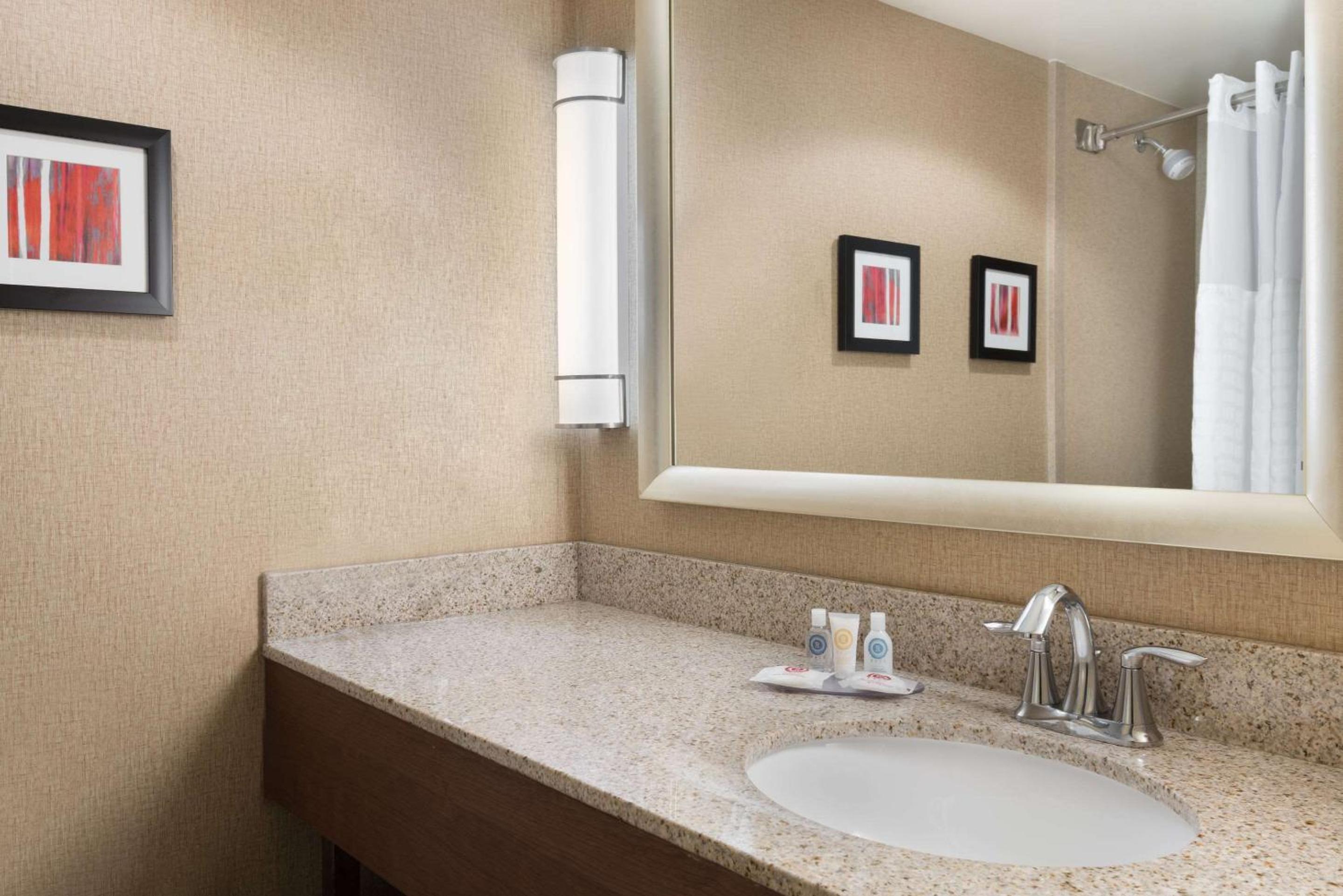 King Room - Non-Smoking - Photo 2