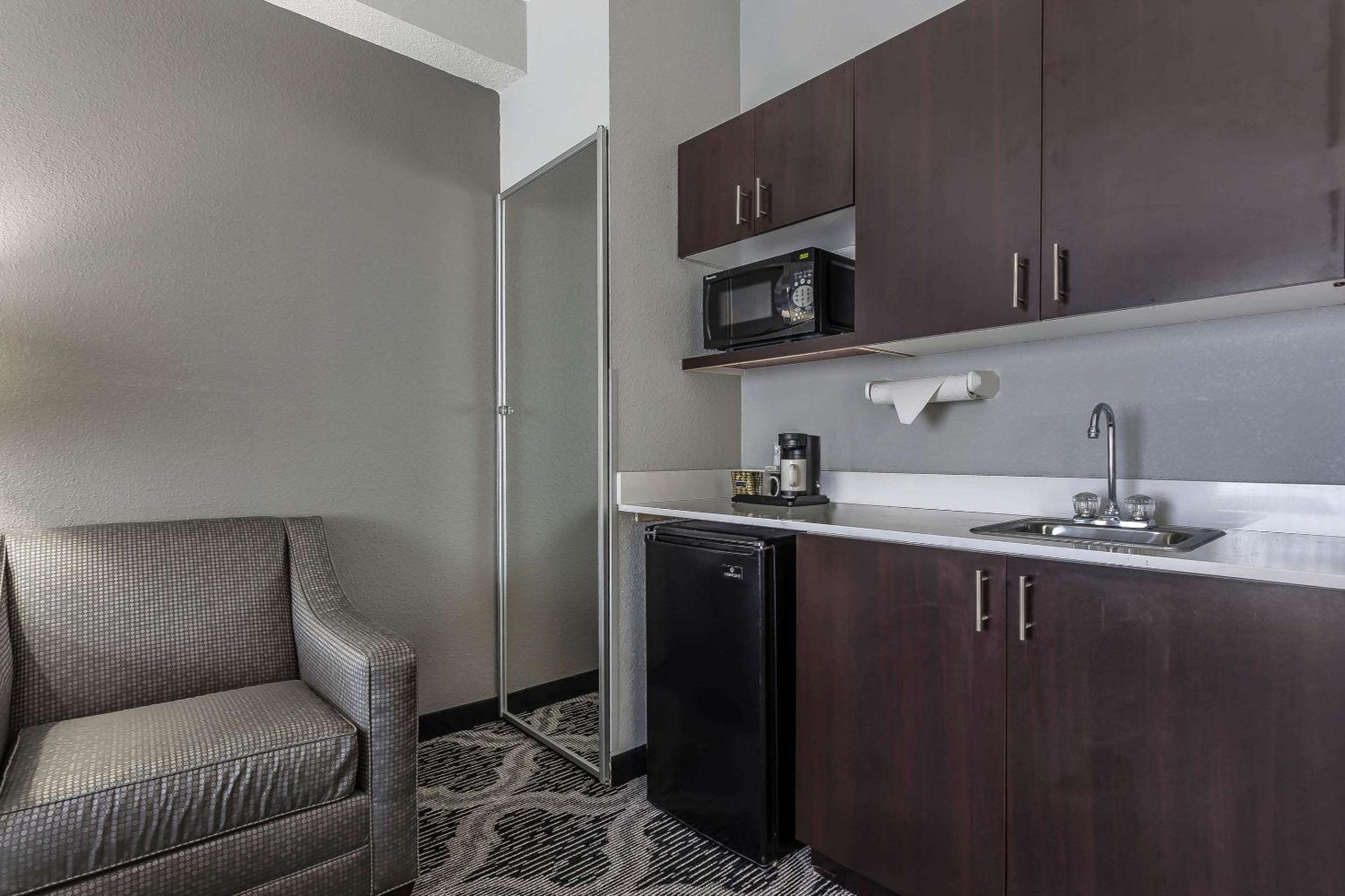 King Suite - Non-Smoking - Photo 3