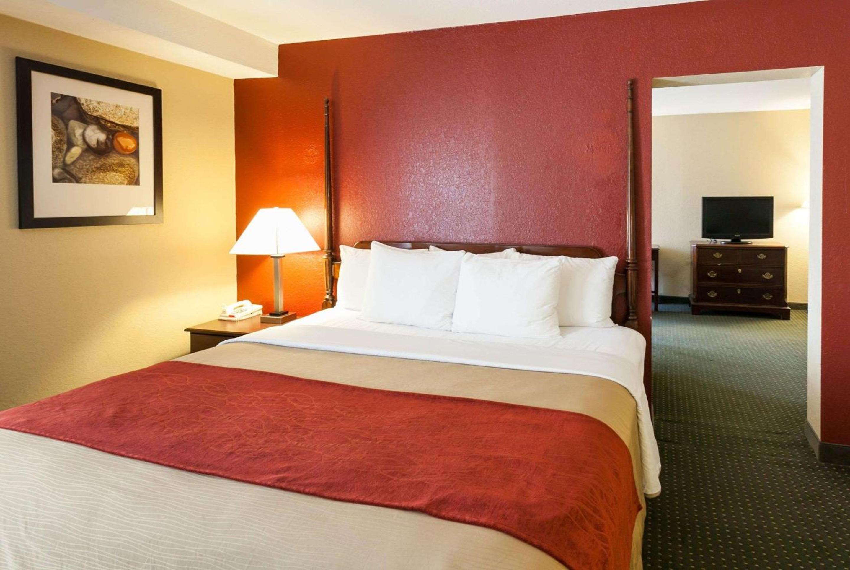 King Suite - Non-Smoking - Photo 4