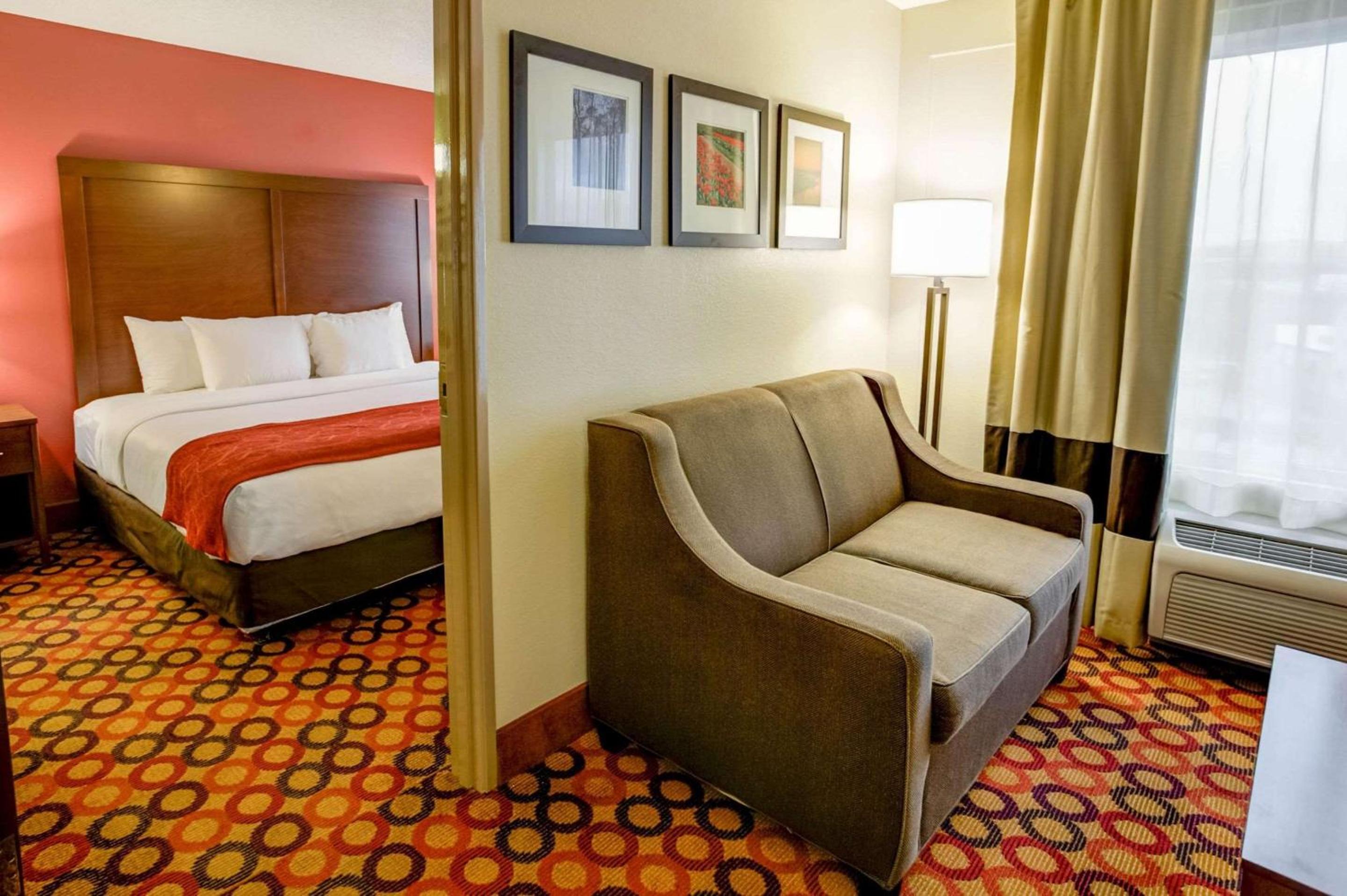 One-Bedroom King Suite - Non-Smoking - Photo 2