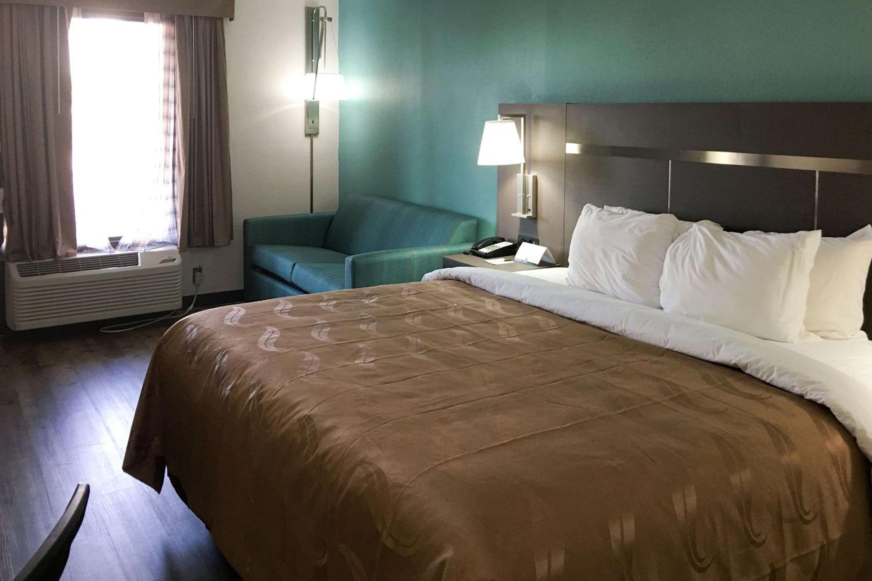 King Room with Sofa-Bed - Smoking - Photo 3