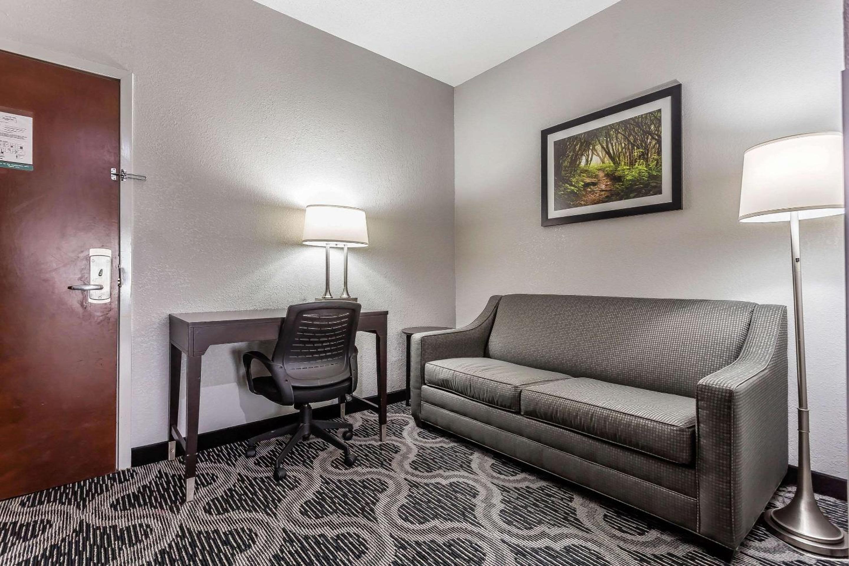 Queen Suite with Two Queen Beds - Non-Smoking - Photo 6