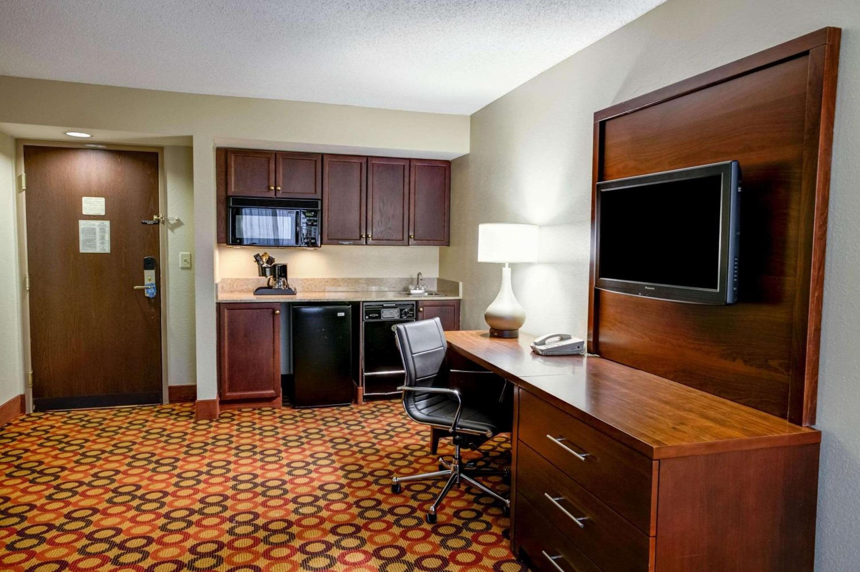 One-Bedroom King Suite - Non-Smoking - Photo 3