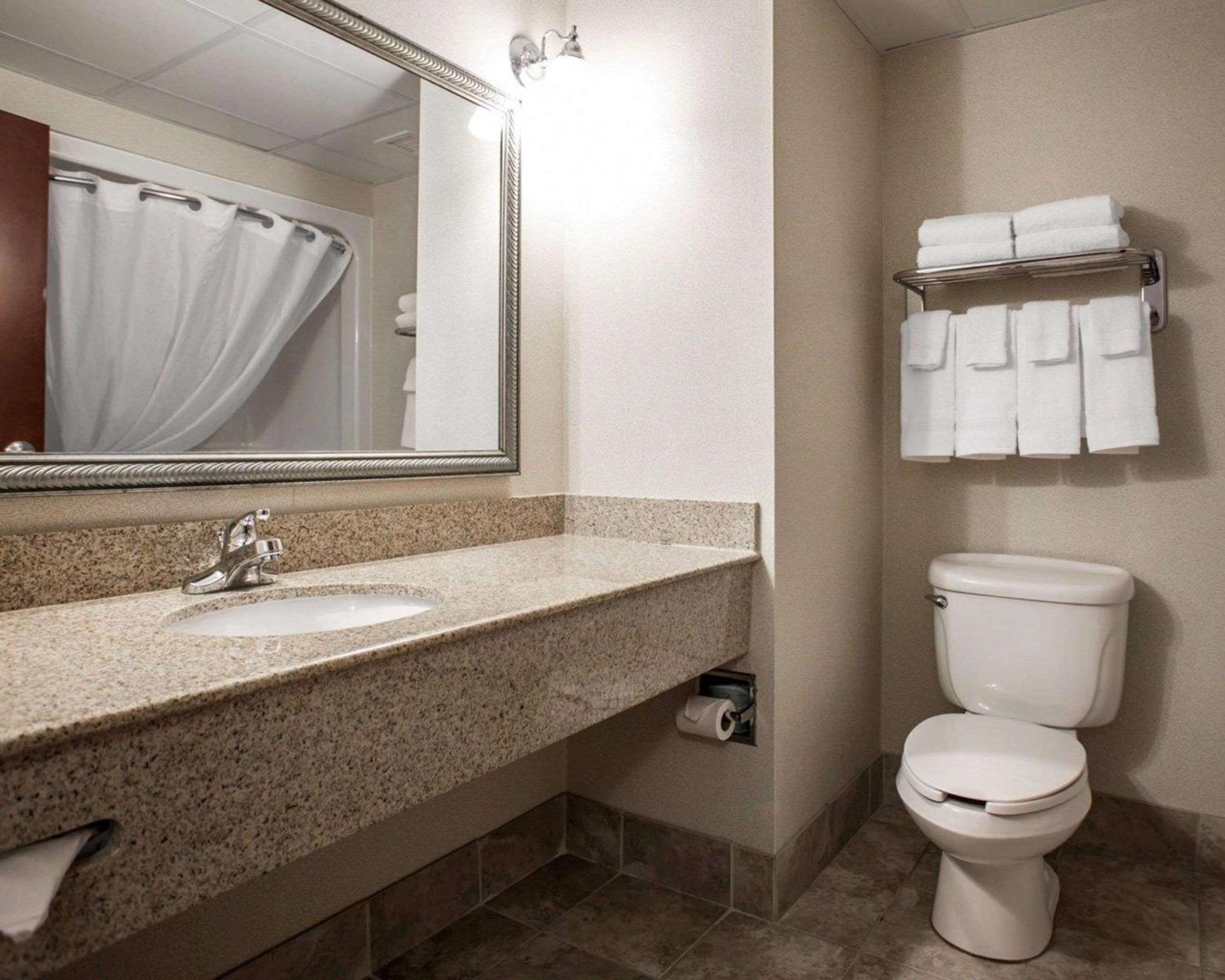 Deluxe Queen Room with Two Queen Beds and Sofa Bed - Non-Smoking - Photo 5