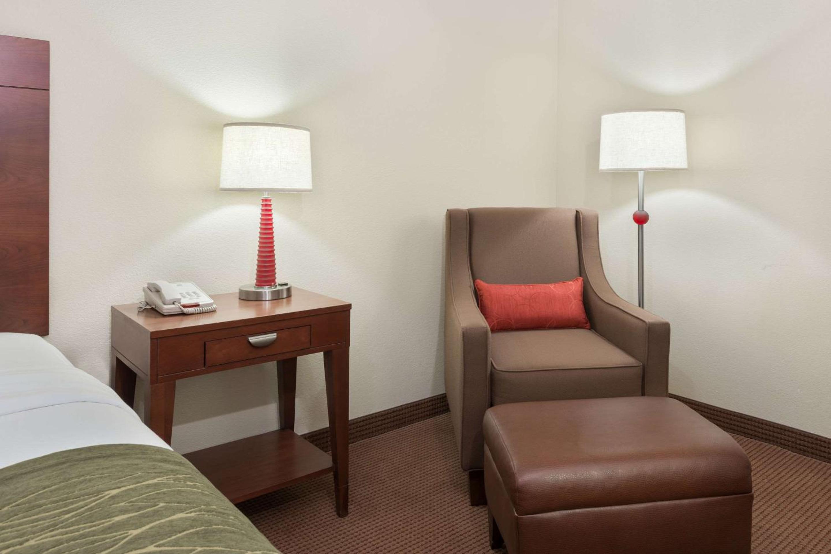King Room - Non-Smoking - Photo 4